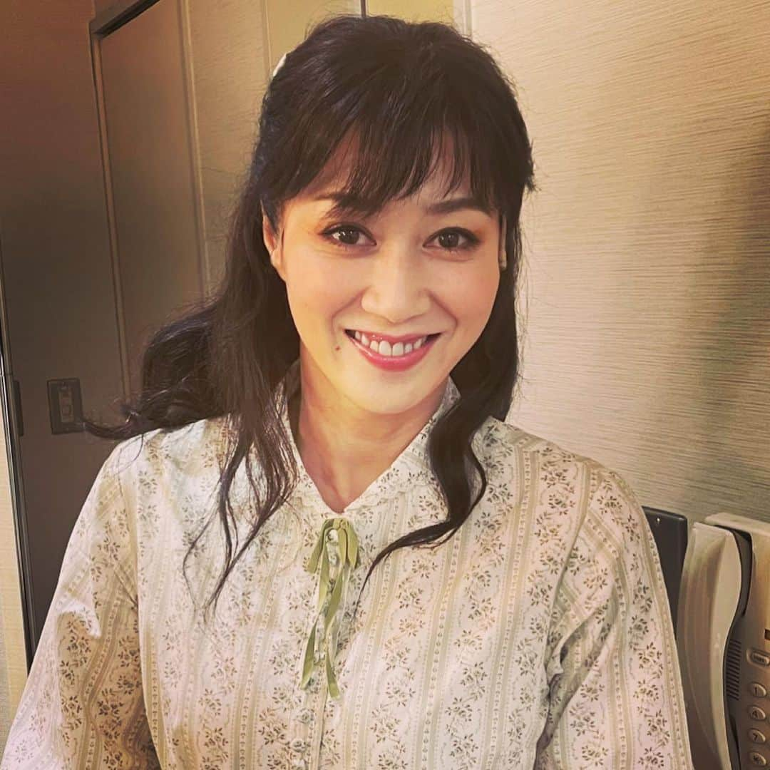 凰稀かなめさんのインスタグラム写真 - (凰稀かなめInstagram)「名古屋公演無事に終わりました✨✨ 今回は関西、九州地方へは行けなかったので、足を運んでくださった方ありがとうございました😊 久しぶりに名古屋へ　中日劇場が壊されててビックリ‼️ #ルポワゾン　#キャパ  懐かしいな〜と思いつつ、今回は　＃花虞美人　でお世話になった　#愛知芸術劇場大ホール  時が経つのは早いですね！ 虞は16歳今回は19歳のツァイテル笑 頑張ってます👍 あっという間の名古屋でしたが、スタッフの皆さん、キャストの皆さんお疲れ様でした！そして、御観劇くださった皆様、心より感謝致しております。  さーー、あとは川越公演！3回のみですよ！私も悔いなき様挑みます。 皆様も悔いなき様😉 では、寒暖の差が激しくなってますね〜 お身体には気をつけてね🙏  #マットとかなめの価値組Sunday #マッタリPhoenix #phoenixtears #フェニックスティアーズ #香りと役作り #お芝居好き #凰稀かなめ #孤独だっていいじゃない #アデランス  #ビューステージ  #おこめ #ポメラニアン #屋根の上のヴァイオリン弾き  #エリザベートガラコンサート　#五木ひろし50周年異次元ライヴ　#クラブセブンゼロスリー #日本丸　#冷やし中華　今年は何杯食べられるかな〜？」3月7日 21時44分 - kanameouki_official