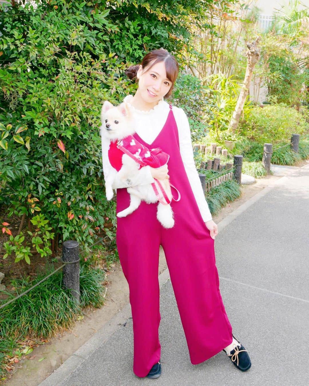 初川みなみさんのインスタグラム写真 - (初川みなみInstagram)「#お出かけ　﻿ ﻿ 赤いお洋服で揃えました❤️﻿ ﻿ 緑がたくさんのところだったので﻿ 凄く映えたよ📸﻿  月曜日からまた1週間がんばりましょっ！ ﻿ ##ポメラニアン#ポメ#犬のいる暮らし#ぽめすたぐらむ#いぬすたぐらむ」3月7日 21時48分 - hatsukaw_aminami