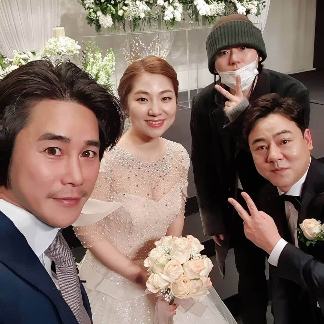 チョン・テウさんのインスタグラム写真 - (チョン・テウInstagram)「🤵👰‍♀️ 내 첫 소속사였던 캔엔터에서  동고동락했던 매니져 병용이형의 결혼을  진심으로 축하합니다.🥳  20년전 함께했던 매니져 병용이형. 지금은 인희가 가장 좋아하는 아티스트 지코의 매니져로!! 조아쓰~~  #새신랑 #강병용  #사회자 #정태우 #축가 #지코」3月7日 21時57分 - _jungtaewoo