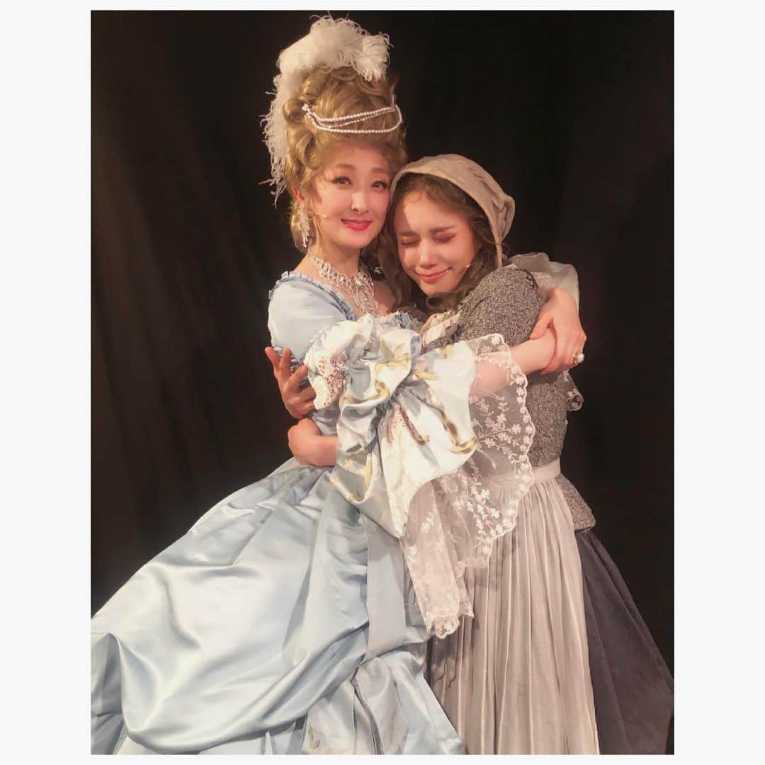 ソニンのインスタグラム：「. 終わってしまた。  花さんマリーとの公演。 今日で最後でした。 ご観劇頂きありがとうございました✨💖✨  幸せでした。  残り3公演‼️ 最後まで必ずや‼️  #ミュージカルMA #MA2021 #ミュージカルマリーアントワネット #花總まり　さん　#ソニン #マリーアントワネット　#マルグリットアルノー #Musical #MarieAntoinette #MargridArnaud  #3月9日20時からYouTube生配信します！ #ソニンの誕生日前夜祭パーティー」