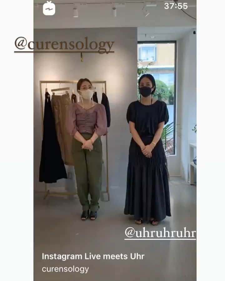 濱中鮎子のインスタグラム：「Uhr @uhruhruhr の春夏シーズンが無事にスタートしています。  今日はカレンソロジーさんで！ @curensology   別注カラーのギャザーワンピース、 おすすめです！  #ムービーのラストにお嬢がフレームイン #愛想振りまいてフレームアウト #curensology #uhr_2021ss」