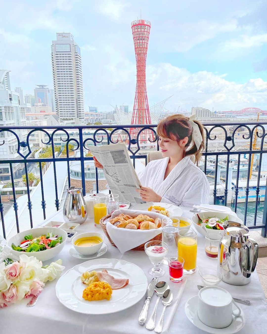 小沼瑞季さんのインスタグラム写真 - (小沼瑞季Instagram)「ラスイート神戸での朝食🥞🥣💗﻿ ﻿ こんな風にテラスでお食事ができます🧸🍽﻿ まるで海外みたいじゃない？？﻿ 神戸ポートタワーが見えるの〜🚢最高❕❕❕﻿ ﻿ この大量のパンたち🍞🥪🥖🥐﻿ 食べきれなかった時は持って帰れるように﻿ テイクアウト用の袋が貰えるの🥡﻿ 嬉しい心遣い🥺💕﻿ ﻿ 関西は緊急事態宣言も解除されて﻿ 少し平穏が取り戻せてるのかな...🙏﻿ いつかまた関西へ遊びに行きたいなぁ💨 ️﻿ ﻿ ﻿ #ラスイート神戸#ラスイートメモリー#ラグジュアリーホテル #ホテルステイ #おしゃれホテル #ルームツアー #ホテル女子会 #プチ旅行 #朝食 #朝ごはん #breakfast #神戸ホテル #関西ホテル #ホテルライフ #ホテルライク #ホテル巡り #gotoトラベル #モーニング #神戸観光 #神戸旅行 #関西旅行 #みいきとらべる✈️」3月7日 22時15分 - mizukikonuma