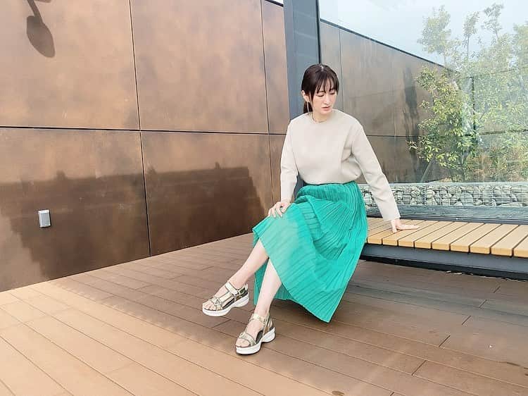 前田ゆかのインスタグラム：「昨日の暖かい気候から一転して今日は肌寒い1日でしたね。 厚手のコートを着用しないと寒くて冬に逆戻り💦  昨日はぽかぽか陽気だったので新作サンダルをさっそく履いて出掛けました！ @noname.japan  　　　✖︎ @maenorichang  コラボサンダル  #マエノリコンクリート  2021が登場。  メタリックゴールドとカーキMIXの大人のスポーツサンダル。 クッション性のあるソールは長く履いても疲れにくい機能性、肌にあたる部分はウェットスーツ素材が素肌にやさしいく考えられてる！今年の夏もアクセントにスポサン♡  そして2021AWの @noname.japan の展示会では SDGS再生可能な素材ペットボトルをリサイクルして作られたスニーカーをオーダー。  エコとおしゃれを両立するサスティナブルスニーカーが揃ってます。  @pdst.jp  #パサージュストックマン #ノーネーム #マエノリコラボ #サスティナブル #展示会」
