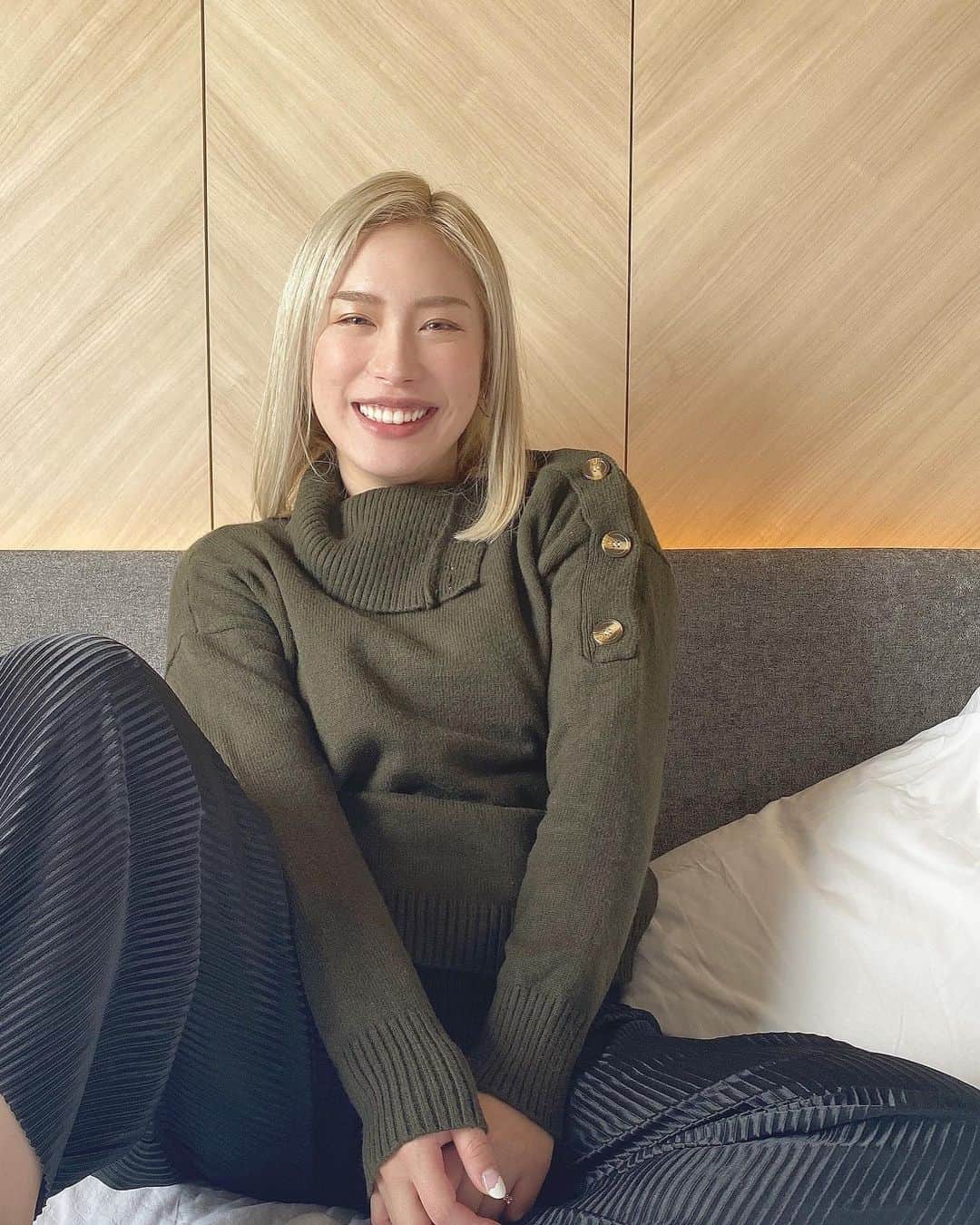 acaneのインスタグラム：「・ もう27歳やし、少しは大人っぽく しようとしてみた模様🧏🏼‍♀️🪴  ニットは @meren30 さんの❤︎ パンツは大好きな愛ちゃんから プレゼントでいただいたもの🤤✌🏼  髪の毛も全頭ブリーチして 久しぶりに5cmカットしたよ✌🏼 このくらいの長さが一番しっくりくるんやけど みんなから見たらどうかいな〜？？？🥺」