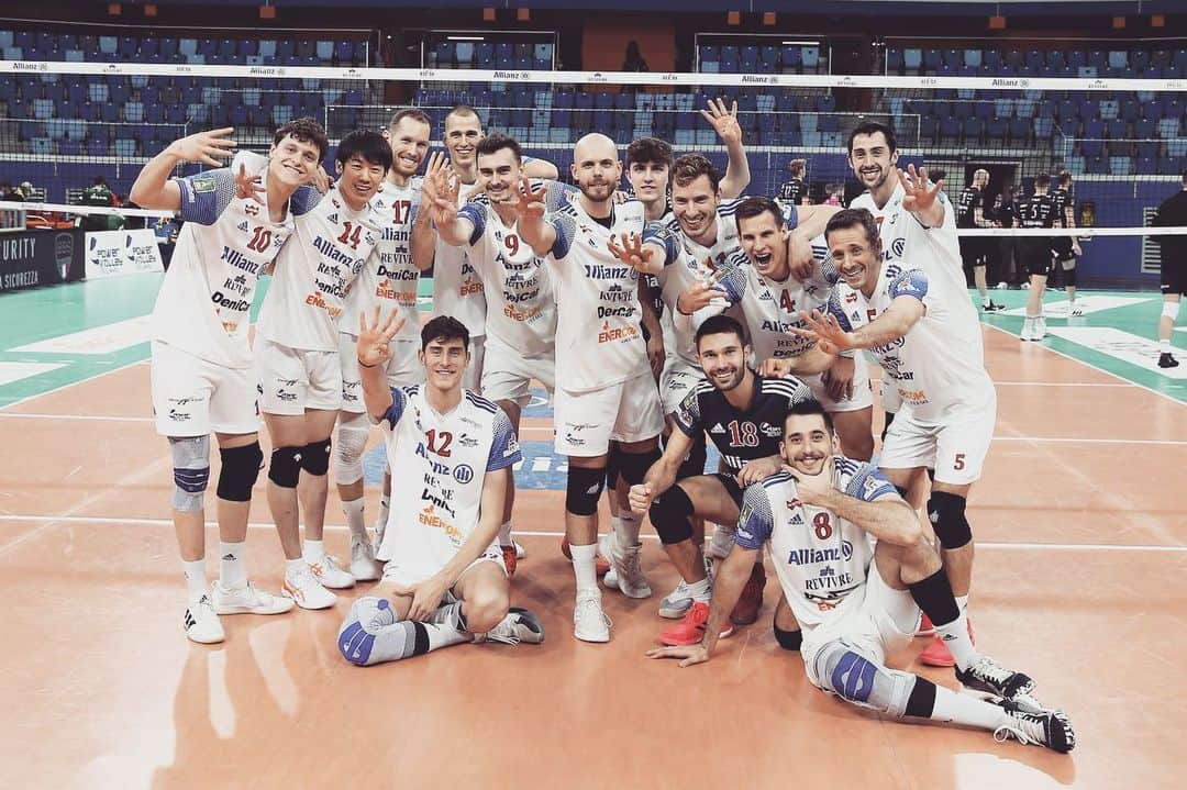 石川祐希のインスタグラム：「. .   vs Verona 3-0  プレイオフ予選勝ちました💪  水曜日から本戦🔥 勝負はここから。 この雰囲気、勢いで戦っていきます。  そして、いつもたくさんの応援ありがとうございます😌  @powervolleymilano  #descente #デサント #vaam #ヴァーム #asics #アシックス #italia #serieA #superlega #pallavolo  @legavolley」