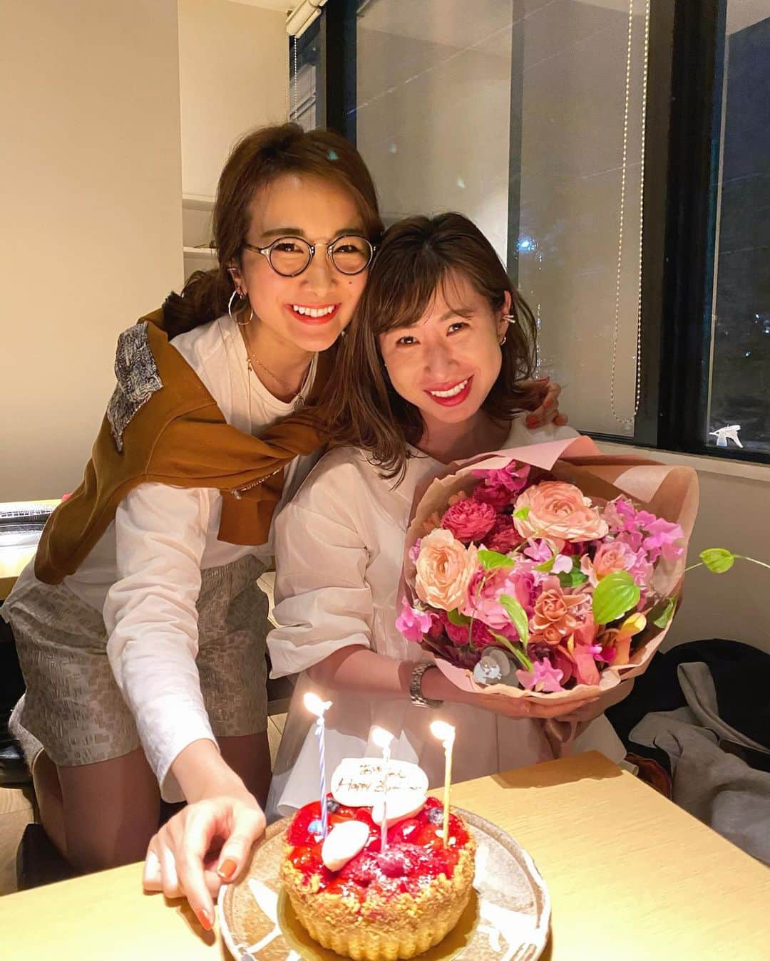 Mai Wakimizuのインスタグラム：「今宵はayuちゃん夫妻と焼肉dinnerでした♡テーブルに着くなり、凄い勢いで会話を交わし始めるメンズ達。逆に私達が仲間に入れてもらってる感満載でした。笑 美味しいお肉を頂いた後、先月お誕生日を迎えたayuちゃんのお祝いを＼(^o^)／ずっと気になってたからやっとお祝い出来てホッ♡(ayuちゃんと言えばpink!!ということでブーケは毎回pinkでオーダーしてます♡)わかめスープとケーキをセットで食べるayuちゃんを見て、また更に好きになりましたとさ♡笑  #happybirthday#wakkingourmet#牛萬#西宮」
