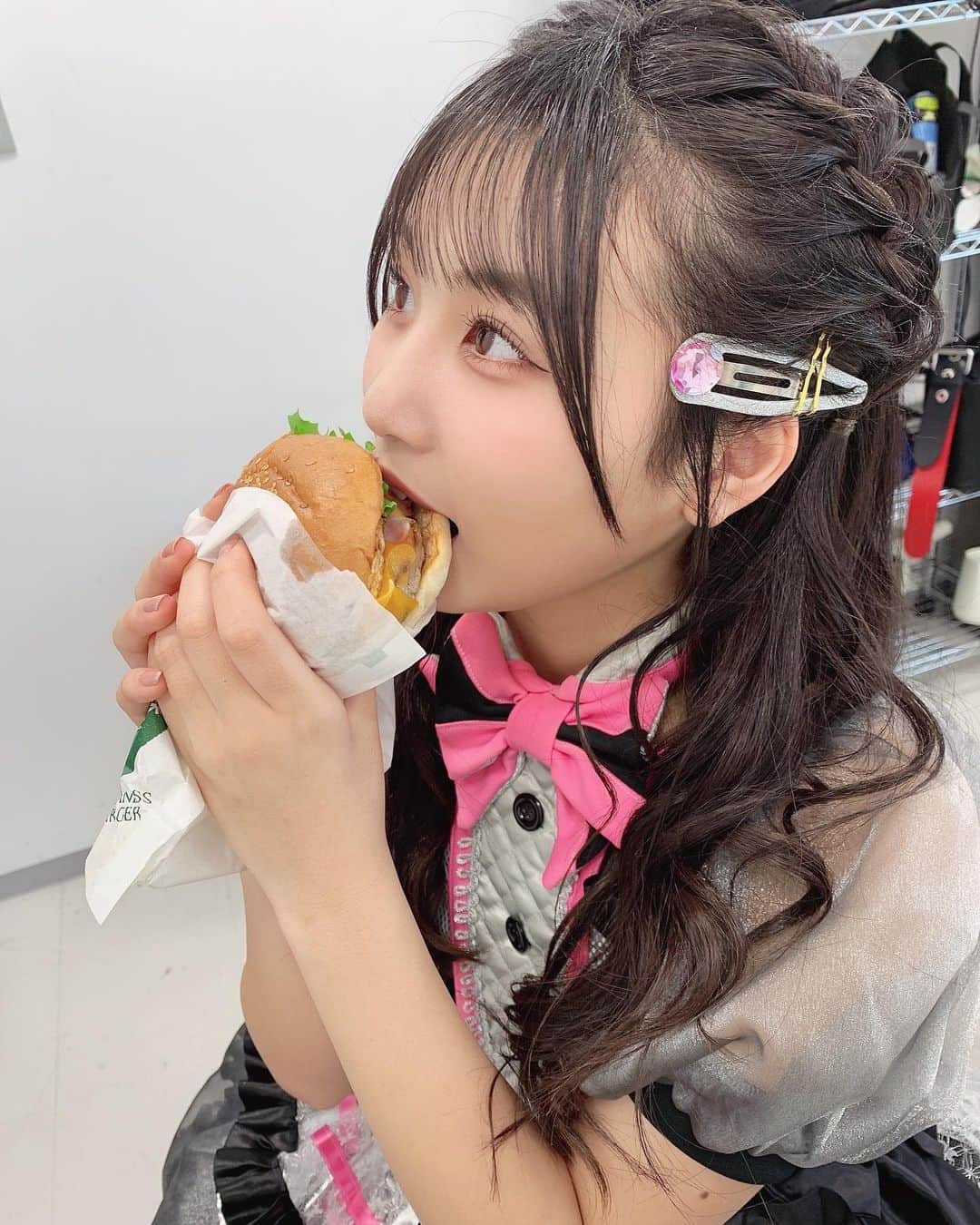 宮丸くるみのインスタグラム：「@freshness_1992 がおいしすぎた。♥  ・ ・ ・  #リリバリ #lilyofthevalley #アイドル #idol #18歳 #ハンバーガー #フレッシュネスバーガー #ヘアアレンジ #ロングヘア #巻き髪 #ぱっつん前髪 #あみこみアレンジ #黒髪 #シースルー前髪」