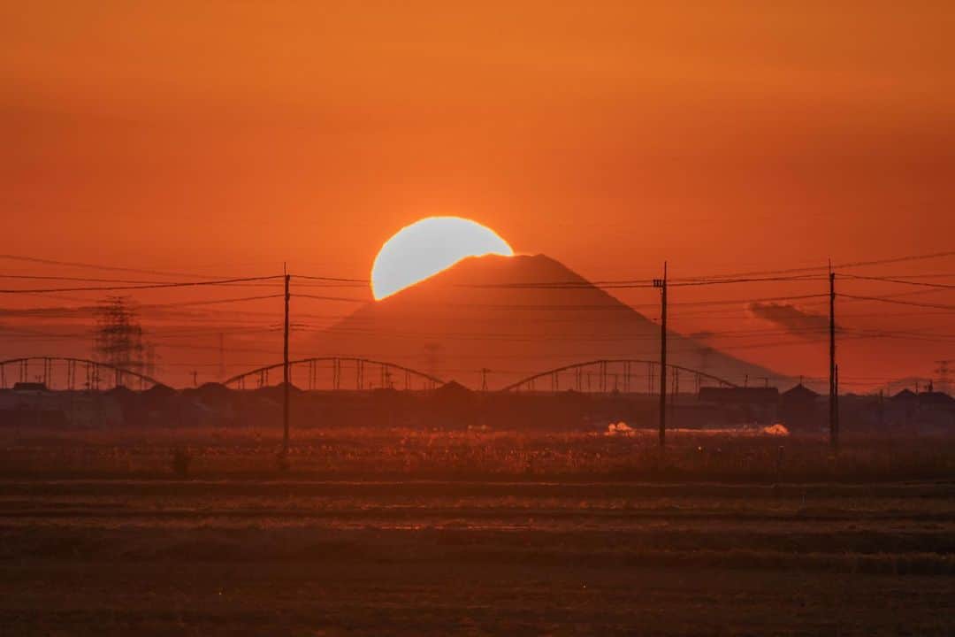Atsushi Aizawaのインスタグラム：「茨城県稲敷市  #富士山  Ibaraki, Japan  #japanfocus #jp_gallery #instagramjapan #ig_japan #wu_japan #wu_asia #worldunion #theworldshotz #igersjp #team_jp_ #team_jp_東 #team_jp_skyart  #mtfuji #Japan #natureaddict Mt. Fuji  Ibaraki, Japan #Lovers_Nippon #東京カメラ部 #japan_night_view #japan_night_view_member #1xPicoftheDay #phos_japan #夜景ら部 #写真好きな人と繋がりたい #bestjapanpics  #photo_shorttrip #sonyworldclub」