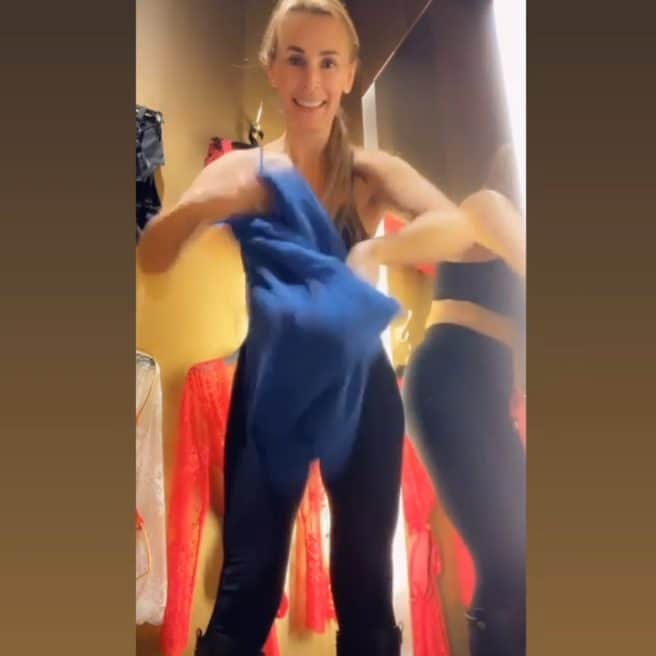ターニャ・テイトのインスタグラム：「When did you last try some clothes on ? Did it fit ? 👙」