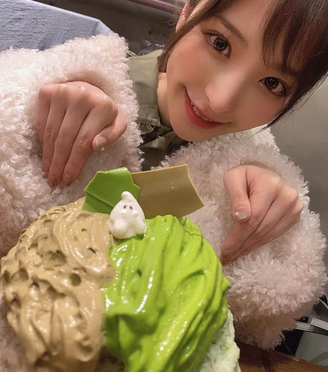 桃乃木かなさんのインスタグラム写真 - (桃乃木かなInstagram)「西武新宿にある「氷おばけ」さん🍧  ・お茶の合盛り氷 ・イチゴとショコラのピスタチオ氷 ・クアトロフォルマッジ  メニューの中身も可愛いしてっぺんのおばけも可愛いし店内が暖かい..!おまけに卓上に色んな味のお茶が飲めるようになっていて有り難かったです⛄️ 個人的にお茶の合盛りで食べたほうじ茶ゾーンがとても美味しかったな〜😋  #氷おばけ #西武新宿 #かき氷」3月7日 23時27分 - kana_momonogi