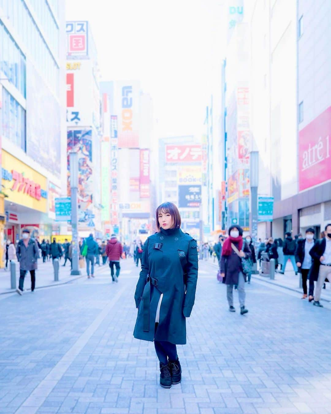 澁谷果歩さんのインスタグラム写真 - (澁谷果歩Instagram)「Got to wear Ghost in the Shell coat, walking around Akiba for the shoot!  攻殻機動隊の公式コラボコートを着させて頂きました📸（マスクは私物）」3月7日 23時23分 - shibukaho