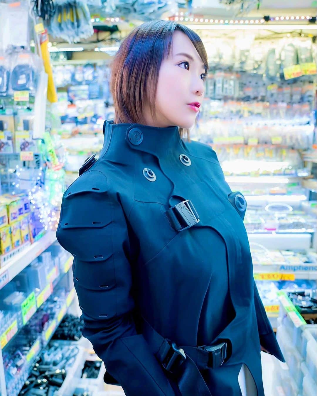 澁谷果歩さんのインスタグラム写真 - (澁谷果歩Instagram)「Got to wear Ghost in the Shell coat, walking around Akiba for the shoot!  攻殻機動隊の公式コラボコートを着させて頂きました📸（マスクは私物）」3月7日 23時23分 - shibukaho