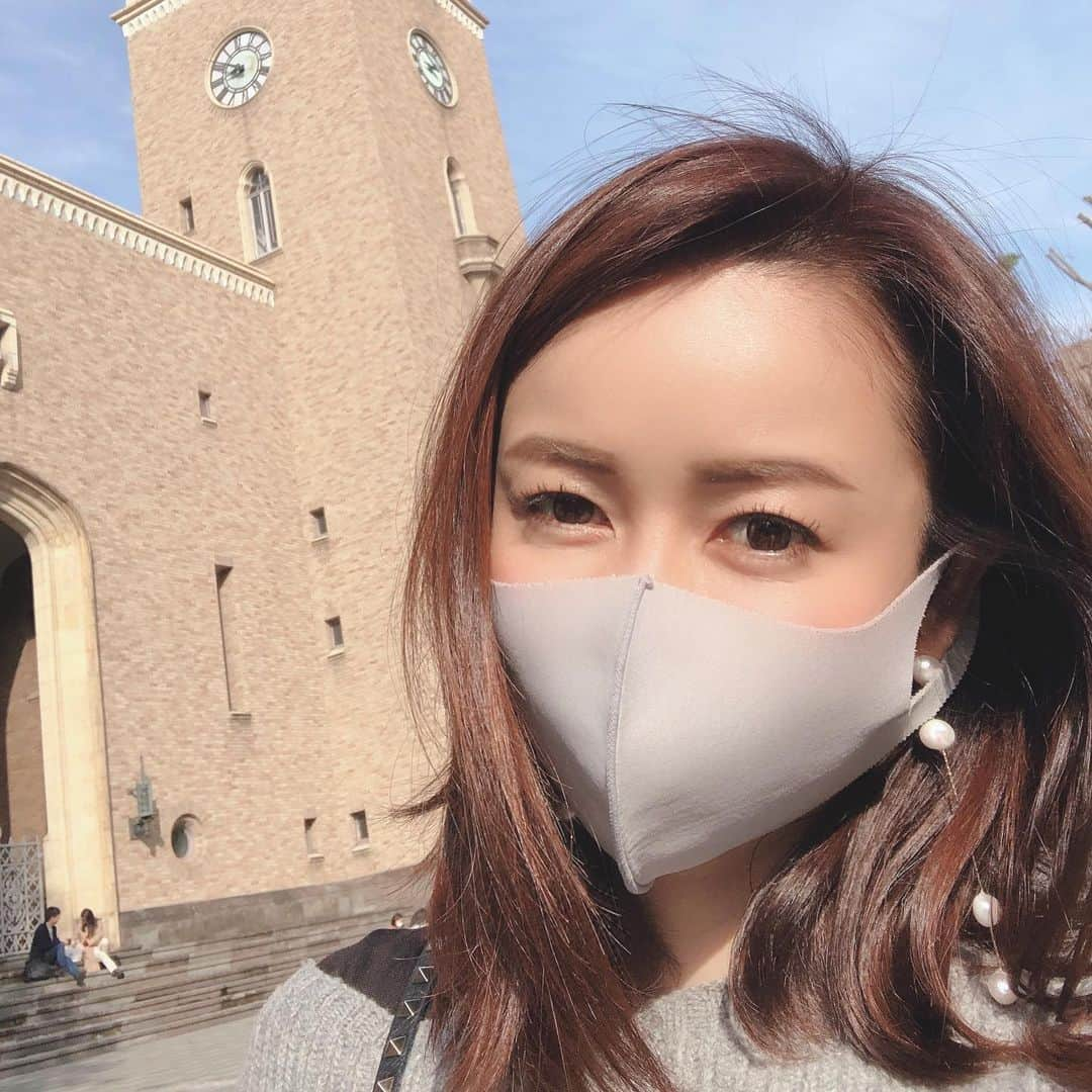 宮崎宣子さんのインスタグラム写真 - (宮崎宣子Instagram)「母校へ😆 早稲田に宮崎の食材を使ったサラダ屋さん @highfivesalad に行こうと思ったら、 大隈講堂が見えたので、 懐かしいーなーって、ゆっくり運転してたら、  ピピーッ！！  って🚔お巡りさん👮‍♂️ え？？ 時速2キロくらいだったのに、 何？と思ったら、そこに一時停止があったらしく…😭💦  ゆーっくり走ってたから、 止まるかなと思ってたけど、 一時停止あったの分かりました？  いえ…  そして、  免許証出してねー  と。。。 しばらくして、お巡りさんが今度は2人来て、何？何？と思ったら、  アナウンサーの宮崎さんね？ 俺、宮崎の権現町が地元よ。  って言われて、  えー！父の実家ですー！  って、びっくり。  家はシーガイヤの近くにあるんだけどね、俺、1個歳上だよ。  って言われ、  私、北高でした！ えー！俺も北高よ！  1個先輩だったんですね？ もしかして剣道部ですか？  そう！そう！ 剣道部よー！  って話が弾んだのに、  じゃあ、これから気をつけてね。  って2点取られて、7,000円。 あんなに話膨らませて盛り上がって宮崎トークに花咲かせたのに…  宮崎出身の警察官は、東京でも、しっかり仕事してました。笑  そして、気分を変えて、せっかくだからと、早稲田散歩😊  そしたら、古〜いはずの政経学部が、めちゃくちゃ近未来化された建物に変わってて、びっくり‼️  しばらく来ないとこんなに変わるんですね…  でも、やっぱり早稲田好きだなーと思いました。  いつか、早稲田の非常勤講師になりたいです！  #早稲田大学 #大隈講堂 #一時停止 #見落としてた  #宮崎出身 #警察官の先輩 #宮崎北高 #剣道部 #気をつけます」3月7日 23時42分 - miyazaki_nobuko