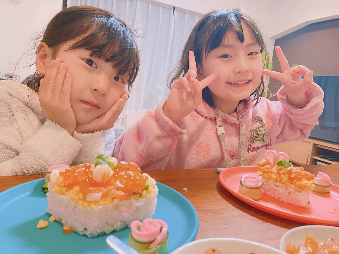 江原千鶴（エハラチヅル）のインスタグラム：「令和3年3月3日 今年のひな祭りも、牛乳パックちらし寿司を作りました⭐️  子供でも簡単にできるから、毎年恒例となっております♫  うたくんは作るのに興味なしみたいだったけど…🤣  音ちゃんが作った雛人形も上手でした🎎 前髪が細かく出来てるし、お雛様の髪飾り（さいし、ひらびたいとか言うんだね）も斜めになってておしゃれしてる💕  #エハラ4姉弟 #ひな祭り#牛乳パックちらし寿司 #ひな祭りごはん #子供ごはん #ちーちゃんねる」