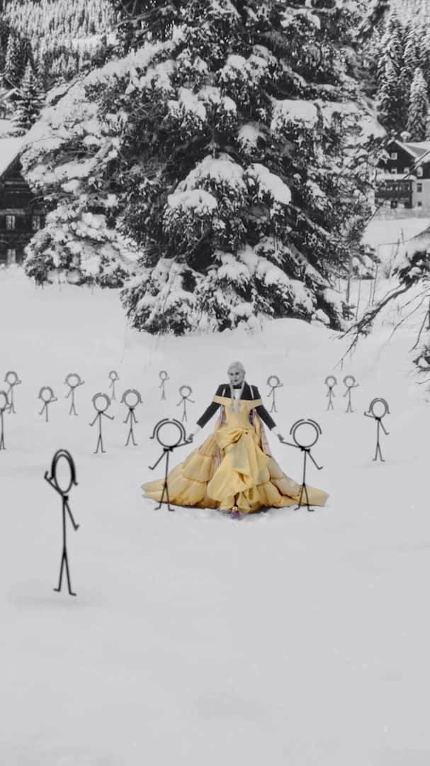 HiRAO INCのインスタグラム：「.  …我が家へと導いてくれた美しく、幻想的な夢… thom browne  women’s and men’s fall 2021 collection   ブランドとして3シーズン目となる男女合同の本コレクションでは、ブラックタイスタイルにフォーカスしたショートフィルムを公開いたします。  元米アルペンスキー代表選手であるリンゼイ・ボンを主演に迎え、雪山を滑り降りていく彼女が、Fall 2021コレクションを着た「ブラックタイの妖精」たちと出会う様子が描かれます。   先ジーズンに引き続きトムのスポーツ愛と卓越したクラフツマンシップを表現したコレクションをコンセプチュアルなファンタジーの世界でご紹介します。  #Repost @thombrownejp ・・・ ... the most angelical & fantastical dream that led me home ... introducing the thom browne fall 2021 women’s & men’s collection featuring lindsey vonn.   watch the full film now, on @thombrowne IGTV.   creative director: #thombrowne  director: #carissagallo #lindseyvonn #thombrowne #thombrownefw21 #thombrownejapan」