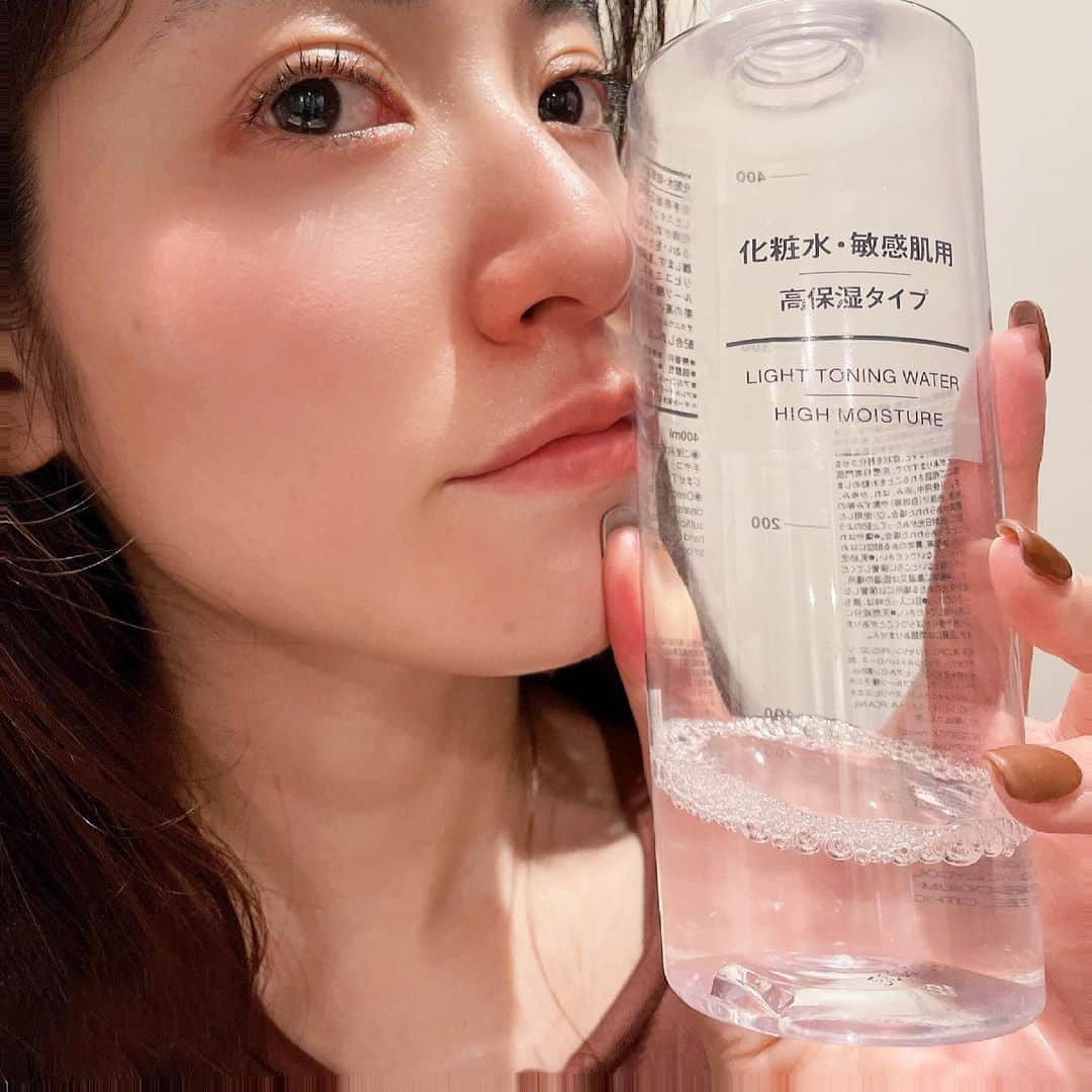 村山和実さんのインスタグラム写真 - (村山和実Instagram)「オススメしてもらって3ヶ月くらい使ってる化粧水🧴 #無印良品 の#高保湿化粧水✨  他にも3種類の化粧水を使い分けているんですが これは敏感肌用なので花粉や乾燥で荒れてしまってもしみずに潤してくれたり とにかくとっても保湿してくれて優秀なのでリピ決定🥰 この大きさで1000円ちょっとだった気がする🤔  コスパも最強🥰  安いので乾燥した腕や脚にも塗って全身保湿してます✨  無印の拭き取り化粧水も浸透力upする気がしていい感じでなのでオススメです💓  その他の化粧水(美容液やオイル、クリームなど)は、#メタトロン のブラックのライン🖤←植物幹細胞が配合されたこのシリーズ全部最高 #akin のローズヒップライン💓とってもナチュラルで動物性のものが0なのでヴィーガン化粧品でもあるんです🌿  写真の私、鼻が真っ赤っかですね👃 花粉で鼻かみすぎなんです。こまりましたー。  花粉、寒さ、コロナ、 免疫力上げて、頑張りましょう🔥」3月7日 23時56分 - nagomi.murayama