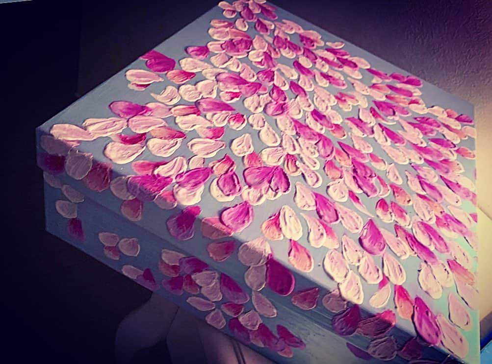 澤田友美さんのインスタグラム写真 - (澤田友美Instagram)「. I made a gift box.  With petal art🌸 . . #giftbox#petal#art#3dart」3月8日 0時07分 - tomomi__sawada