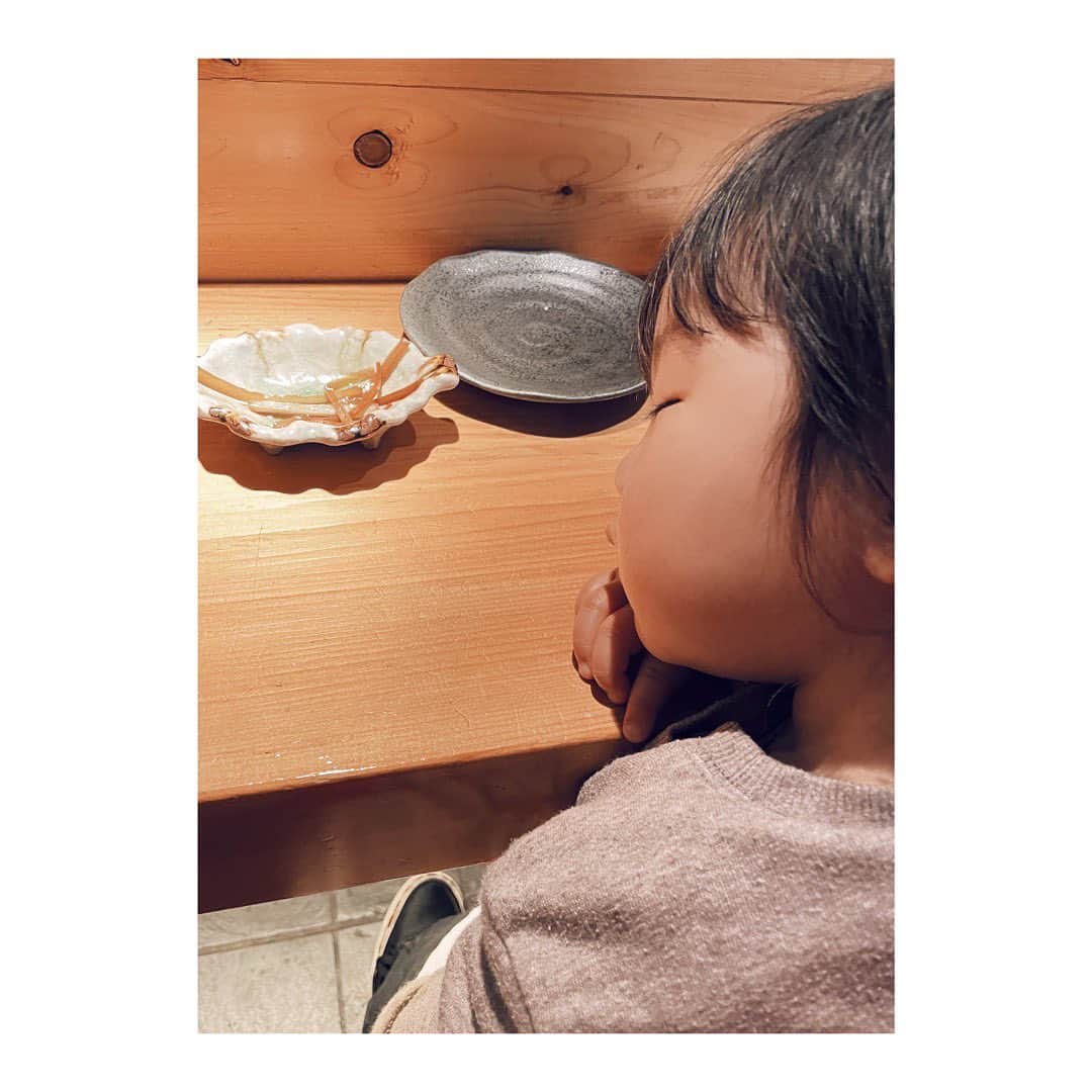 のインスタグラム：「昨日、昼の12時ごろ 珍しく馴染みの店に息子と2人で ちょっとだけ食事に行ったらウドのキンピラを何度もおかわりしてモグモグ。  「美味しい美味しい」 言いながらペロッと食べていて  マスターとボクで 「気持ちいいくらいよく食うなぁ！ 嬉しいよ！」 なんて感心して話していると  気づいたら隣でスヤスヤ寝ていた。 (その間、約1-2分…！)  カウンターで頬杖つきながら静かに寝ている様は  まるで未来の呑兵衛を予言しているかのような 非常に興味深く、とても微笑ましい姿だった。  朝から2人で公園でやった @striderjapan の朝練頑張ったから疲れてたんだなと思うと愛しさが止まらなくなった。  #息子 #景色#柏木景色#景色と見る景色  #2歳#息子の成長#息子ラブ  #こどものいる暮らし  #子供のいる暮らし  #カウンター#寝落ち」