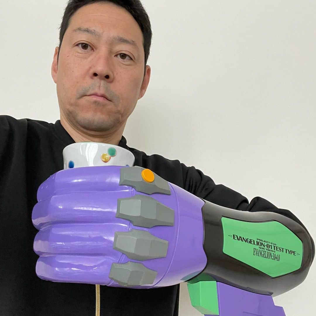 東野幸治のインスタグラム：「エヴァのシン劇場版前夜祭の生配信に出演したら、 エヴァの初号機の手をもらいました。 早速、温かいお茶飲もうと思ったら頭の中で「飲んじゃダメだ！」「幸治君、飲みなさい！」「あなたには飲む権利があるわ」「早く飲んで！」「飲めるんか！あ！うらやましいな！」様々な声が聞こえてきます。」