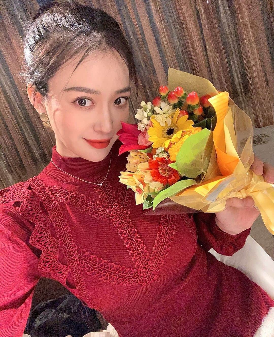のインスタグラム：「おはようございます💐 雨で寒いけど今週も頑張りましょう！ 黄色の花束可愛い☺️💛 ありがとうございます😌」