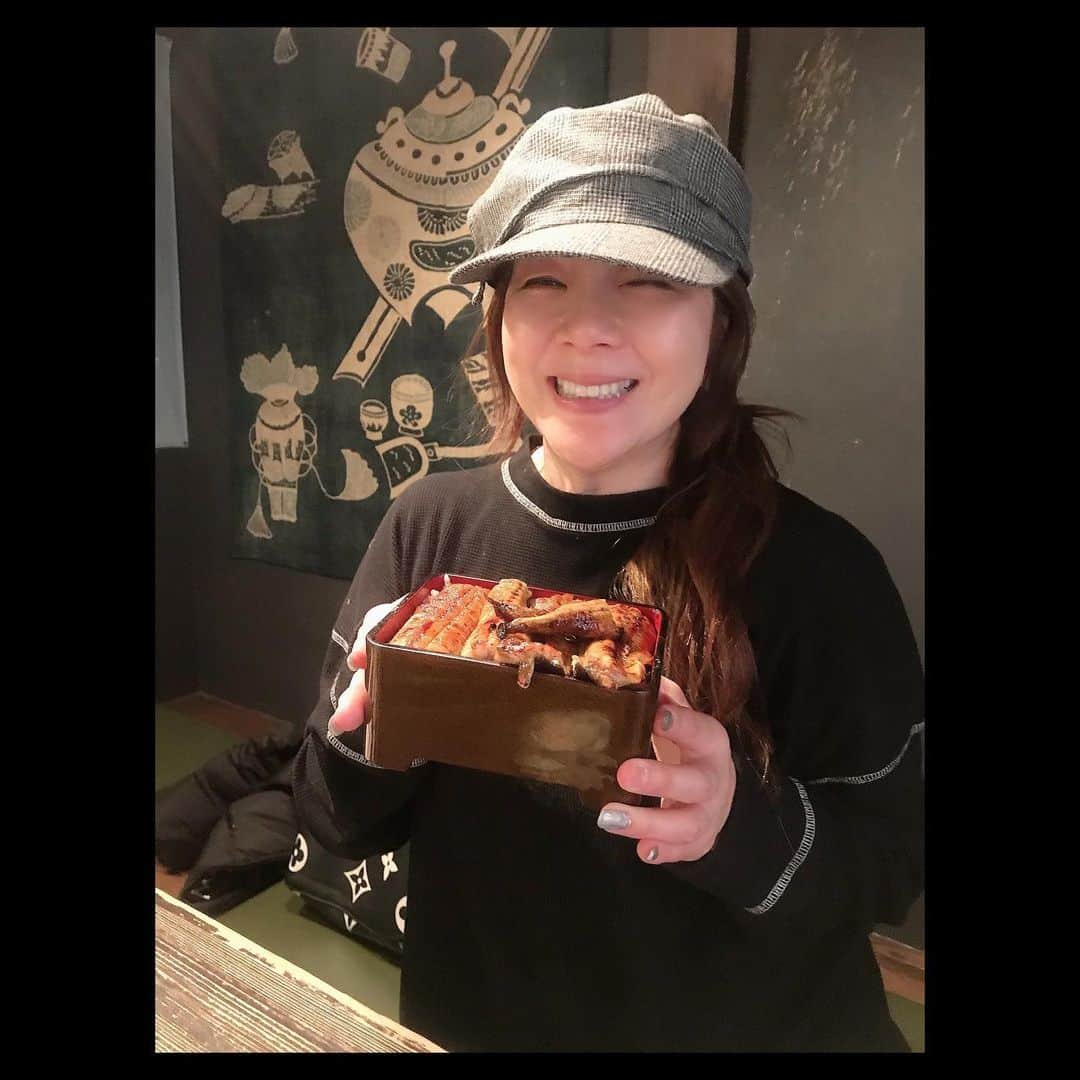 のインスタグラム：「日曜日は一粒万倍日でしたので 母もアタシも大好きな 浅草寺さんへ行ってきました^ ^  浅草で とっても美味しい うな重をたべたよぉー。 神取さんご馳走さまでした^ ^  お昼ごはんのつもりが… お腹が空かなかったので 夜も兼用になってしまった。  神取さんがコーヒーを買いに 行ってしまうと… ひーちゃんはこの体勢で待機（笑）  浅草寺で偶然 元女子プロレスラーの 長嶋美智子ちゃんに逢った^ ^ 彼女と浅草寺で遭遇したのは2度目。 そしてアタシは勝手に とても波動が合うと思っている^ ^ コロナ明けたらゆっくり逢いたいわ。  今朝は寒いし雨だし 紅緒も柊音も お布団から出ません（笑） 4枚目の写真は アタシの真横に2人寄り添って 寝ていたので撮ってみました^ ^  Happyで^ ^  プロフィール画面に記載のURLより 通販サイト「神取屋」に飛べます^ ^  コロナ禍に携わる 全てのお仕事の皆様。  心から 感謝しています。  引き続き油断せず お気をつけて お過ごし下さいませ。  #井上貴子  #LLPWX #女子プロレス #紅緒と柊音 #トイプードル #べにひお #神取忍 #浅草寺 #一粒万倍日 #長嶋美智子 #LLPWX通販サイト神取屋 #TikTokはじめてみた #Twitterも見てね #感謝 #STOPCOVID19」
