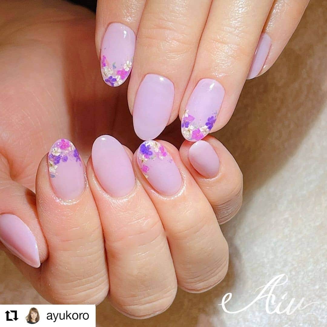 のインスタグラム：「. リポスト失礼します🙏 . erikonail ginza( @erikonail_ginza )の山浦チーフ( @ayukoro )によるMoreGel 209と211を使用した春ネイル🌸 . 手元が明るくなる春ネイルとってもすてきです❤ ありがとうございます🙇‍♀️ . #morecouture #モアクチュール #モアジェル #moregel   #Repost @ayukoro • • • • • • ☽･:*   #春ネイル @morecouture_jp  209+211   #押し花フレンチ #押し花ネイル #春ネイル2021 #大人ネイル #ジェルネイル」