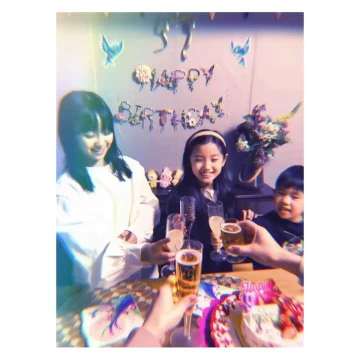 megumi matsuoのインスタグラム：「🅷🅴🅻🅻🅾︎ 3月3日 ミラさん9歳になりました  誕生日何が食べたい？  ラーメン  笑  というとこで 近所の中華屋さんへ食べに行きましたw プレゼントはBT21のいろいろw  おめでとうミラ♥︎  #サラミラ#誕生日#9歳#3人きょうだい#次女#真ん中っ子#小学生女子#js3#birthday」