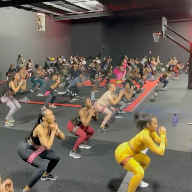 3.6m Fit Girl Videosのインスタグラム：「Swipe & save for later! Oh my glutes !! 🍑 Tag someone who could use some inspiration + motivation! 💕💪 Y’all are CRUSHING IT!! by @_meccca #iamworththework」