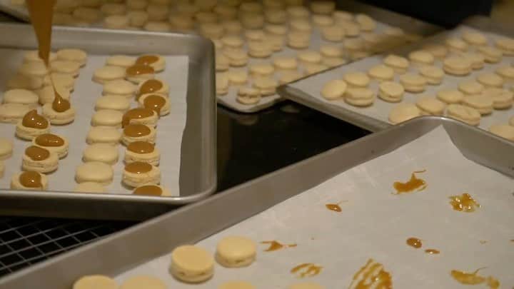 ケイティー・ルクレールのインスタグラム：「Salted Carmel Macarons for some of my favorite funny people! I miss live performances and man, oh man, I miss @dr.god_official   Song: Muse - Knights of Cydonia  (My bakes are most epic when I’m listening to Muse)」