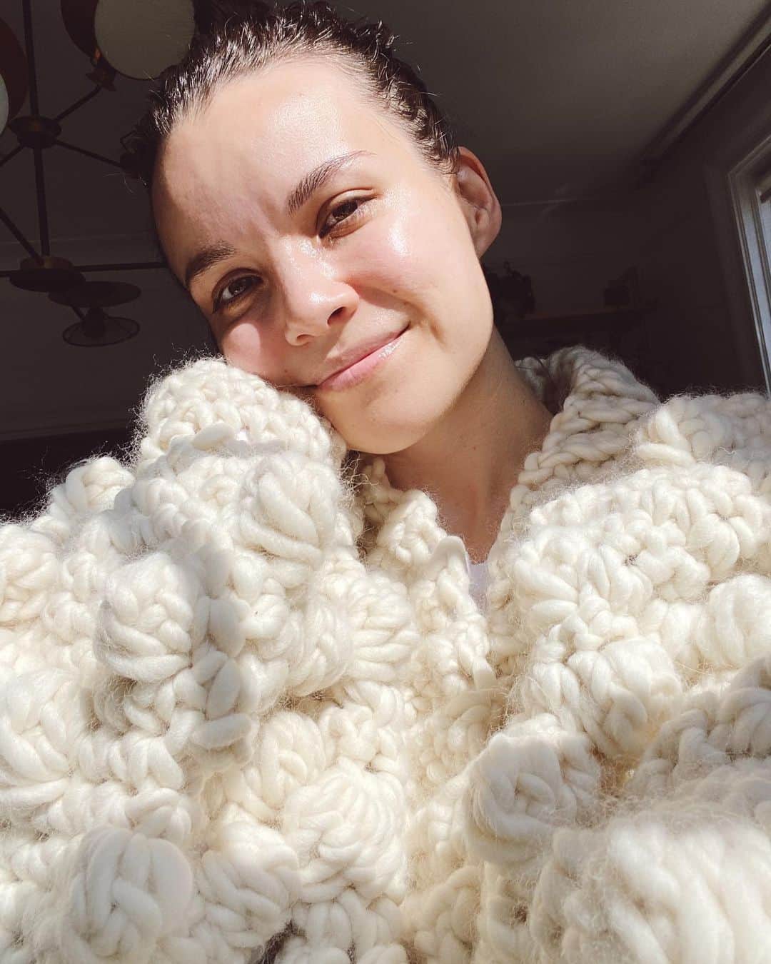 イングリッド・ニールセンのインスタグラム：「the most perfect sweater for a lazy sunday handmade by @themake.studio ✨ it feels like the biggest, coziest hug!! 🥰」