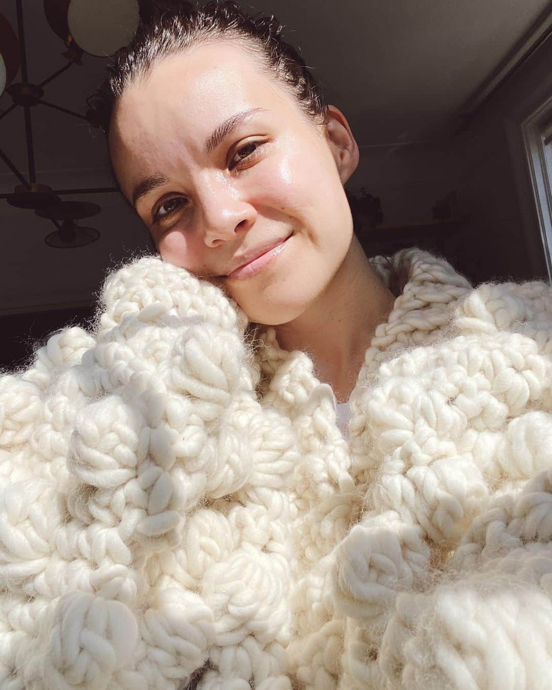 イングリッド・ニールセンさんのインスタグラム写真 - (イングリッド・ニールセンInstagram)「the most perfect sweater for a lazy sunday handmade by @themake.studio ✨ it feels like the biggest, coziest hug!! 🥰」3月8日 2時53分 - ingridnilsen