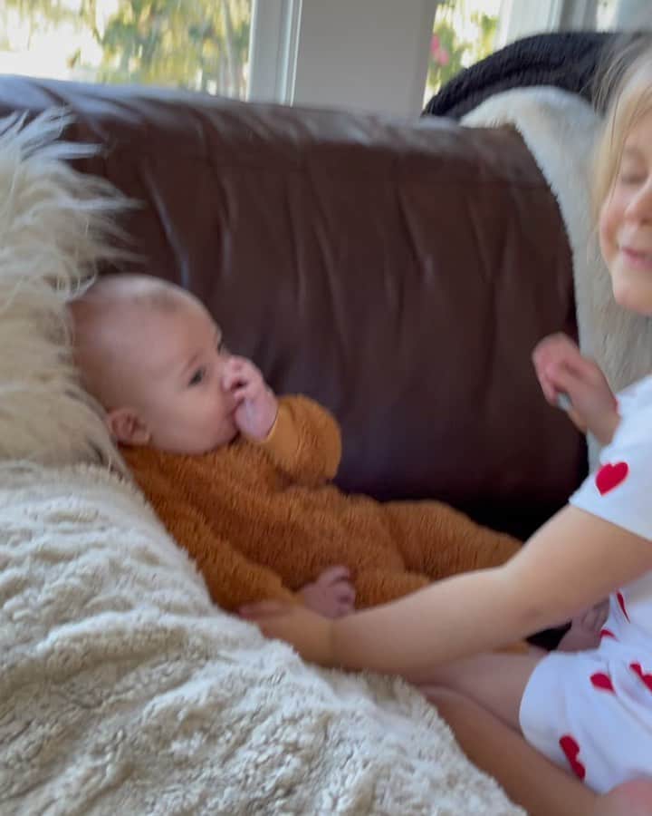 ジェシカ・シーバのインスタグラム：「Five of our children have been pacifier suckers from the beginning, with a hard stop at age 3 when the Baba Fairy comes. Baby number six is 🙅🏼‍♂️, despite my investment in 17 different types and impassioned urging. He has however, started to suck his fingers, and I for one am thrilled! (Dr. @justinshyba is less than thrilled) 👍🏼😍🎉」