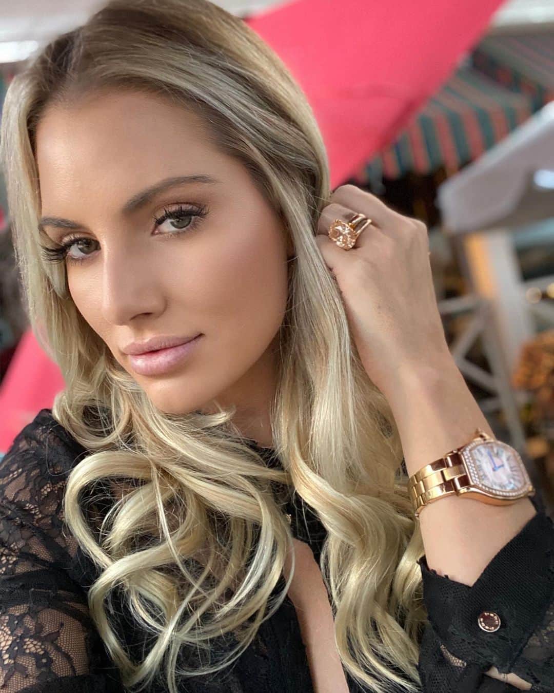 ティーガン・プレスリーのインスタグラム：「Everybody’s watching her but she’s looking at you   #teaganpresley #sundayfunday #blonde」