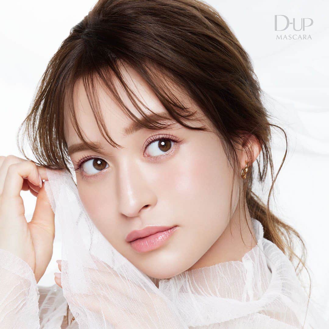 野崎萌香さんのインスタグラム写真 - (野崎萌香Instagram)「ディーアップから”待望”の カラーマスカラが新登場👁  いままで黒しかなかった ディーアップマスカラ。  2020年には ベストコスメ シリーズ総受賞数18冠を 受賞するなどプロのヘアメイクさんにも 愛用者が沢山いるマスカラで、 カールキープ力があって 空気を含んだように”ふわっ”とした 自然な立ち上がりになるので私も プライベートでも愛用しています。  使いやすいコンパクトブラシが お気に入りポイントで 目頭・目尻・下まつげも繊細に　 塗りやすいサイズ感になっています😊  今回NEW Colorの ほんのり赤いチェリーブラウンが　 絶妙にかわいい抜け感をだしてくれて オシャレな印象に🎈 普段使いしやすいカラーなのがいい感じ🍒  まつ毛ケア成分がたっぷり10種類も配合  されてるんだって🌹🌈  お湯＋洗顔料で簡単オフなのも🙆‍♀️✨  2021年3月8日（月） PLAZA、MiNiPLA、LOFTにて先行発売で 2021年3月26日（金）全国一斉発売です🌱  ドラッグストアなどで展開される ビジュアルのPOPに私を見つけたら 是非マスカラを試してみて下さい☺️  #ディーアップ　 #チェリーブラウン @dupbeauty」3月8日 11時11分 - moeka_nozaki