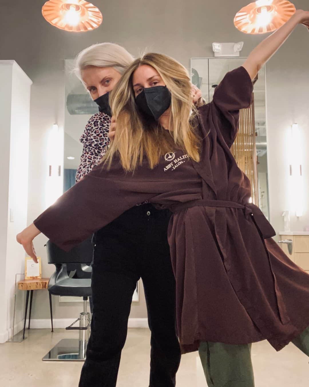 オリヴィア・パレルモのインスタグラム：「Today’s #selfcaresunday is all about 💇🏼‍♀️ @abbyhaliti is the only one I’ll trust with my color (for more than a decade now) but I’m sharing some pro tools that will help you get that salon-like mane at the link in bio! 🪄」