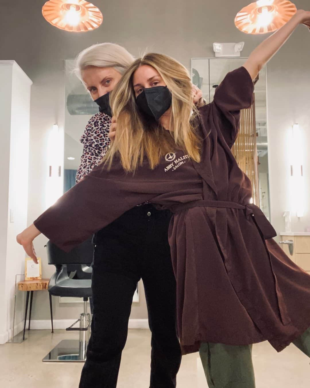 オリヴィア・パレルモさんのインスタグラム写真 - (オリヴィア・パレルモInstagram)「Today’s #selfcaresunday is all about 💇🏼‍♀️ @abbyhaliti is the only one I’ll trust with my color (for more than a decade now) but I’m sharing some pro tools that will help you get that salon-like mane at the link in bio! 🪄」3月8日 6時37分 - oliviapalermo