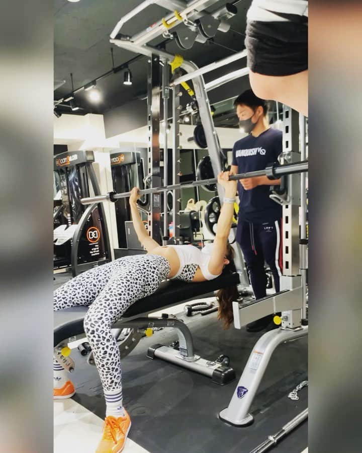 ほなみのインスタグラム：「. LOWMELストレングス研修🌿 . pointを知るだけで 効きが大きく変わります☺️ そして女性も胸トレ必須です！☺︎ 全身バランスよく鍛えていきましょう♡ . #lowmel式コンディショニング」