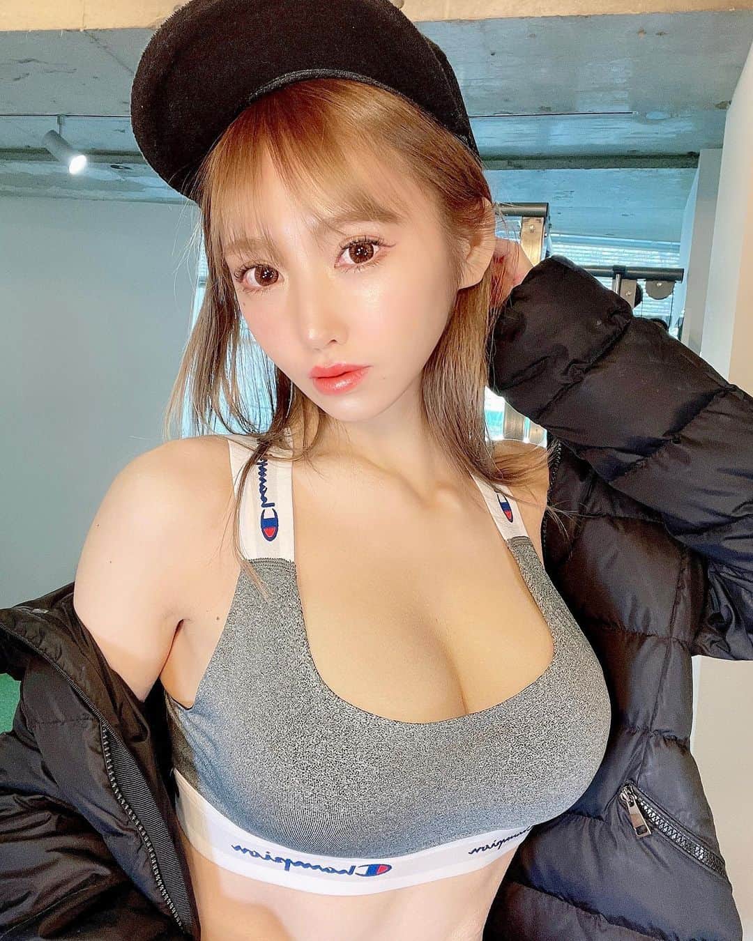 佐崎きさきのインスタグラム：「. . . . . 大家早安 . 你會不會不小心就讓輿論 . 往心裡去呢 . 不過如果是對自己好的話 . 適當地在意也是很重要的吧 . 我的話是“外表” . 我克服過長得很醜、很胖、膚質很糟等等的批評 . 然後遇到了心地善良的你們! . 有時候..也需要好好在意那些跟外表無關的事情對吧? . 也許，這樣的看法那天也能幫助到你們吧 . . . . . 皆様おはようございます。 . 他人から言われる言葉は気にして . しまいませんか？ . 自分の為になる事であれば . 気にすることも重要だとおもいませんか？ . わたしの場合は外見でした。 . 外見に対してのブサイクとデブと . 肌が汚いと言う言葉を . バネにできました。 . そして心優しい皆様と出会えました。 . 外見に関係ない事でも . 気にする事も時として必要では . ないでしょうか？ . これを伝える理由は . あなたの今後の為になることも . あると想うからなんです。 . . . . .  #腹筋 #肌肉 #腹肌 #照片 #性感內衣  #性感睡衣 #減脂 #training #gym  #gymlife #gymmotivation #muscle  #abs #abstractart #fitness #fitnessgirl  #トレーニング #腹筋女子 #운동 #사진 #미용 #hongkong #台湾 #香港  #taiwan #china  #좋아요 #팔로우 #오오티디 #좋반」
