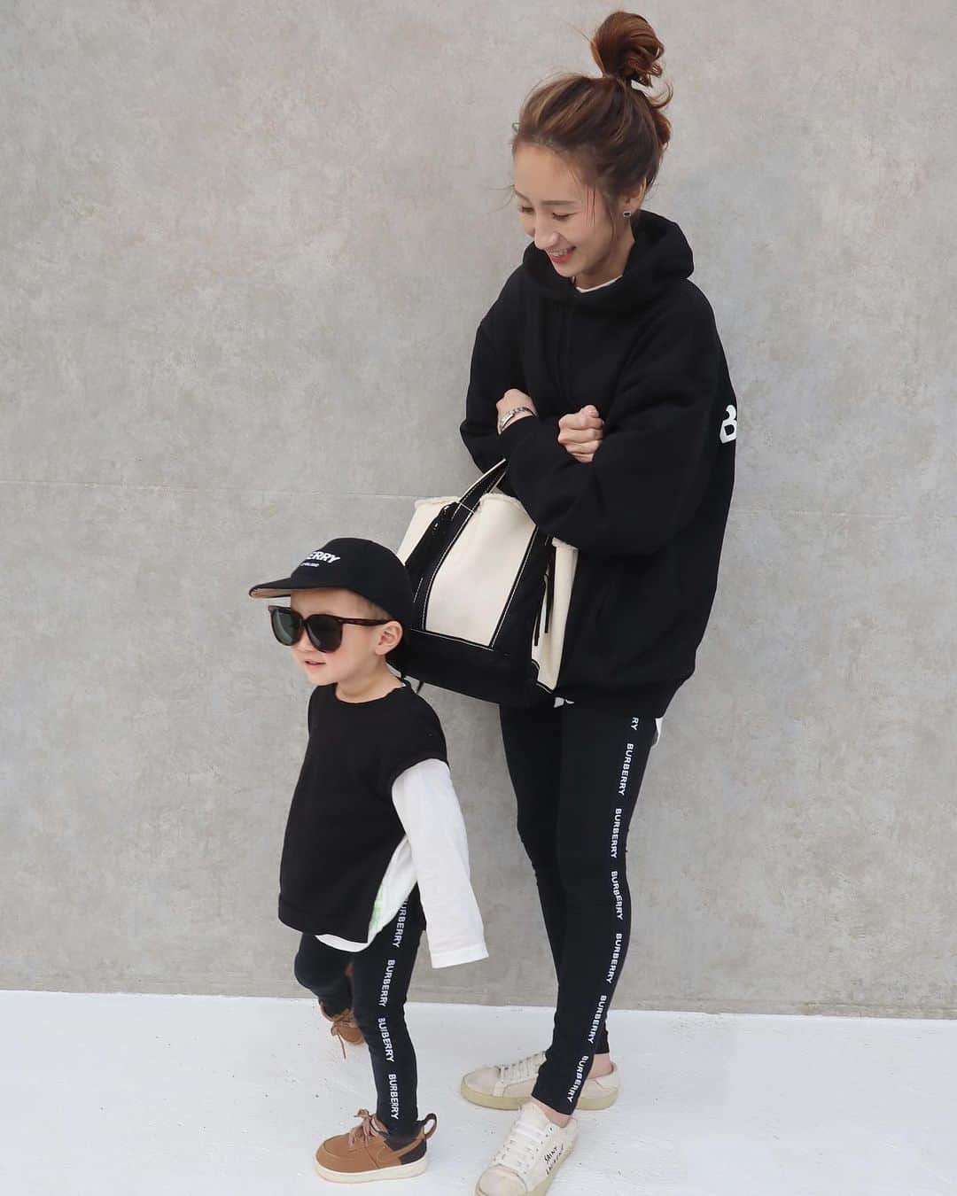 のインスタグラム：「ㅤ  ㅤ みんなでブラックコーデ🖤  ㅤ @burberry のレギンス 私のはkidsの14Yです🧸 ༘* ㅤ  今週は忙しすぎるけど、 楽しみがあるから頑張れる🌈✨ 今日も1日ご安全に👷🏼💭  ㅤ  ㅤ  #mamagirl#mamari#burberry#balenciaga#ayakobag#ブラックコーデ#シンプルコーデ#大人シンプル#カジュアルファッション#プチプラ高見えコーデ#プチプラコーデ#モノトーンコーデ#ママコーデ#ママファッション#親子コーデ#親子リンクコーデ#2歳差育児#2歳差兄弟#バーバリー#レギンス#レギンスコーデ#30代ファッション#アラサーコーデ#レイヤード   ㅤ」