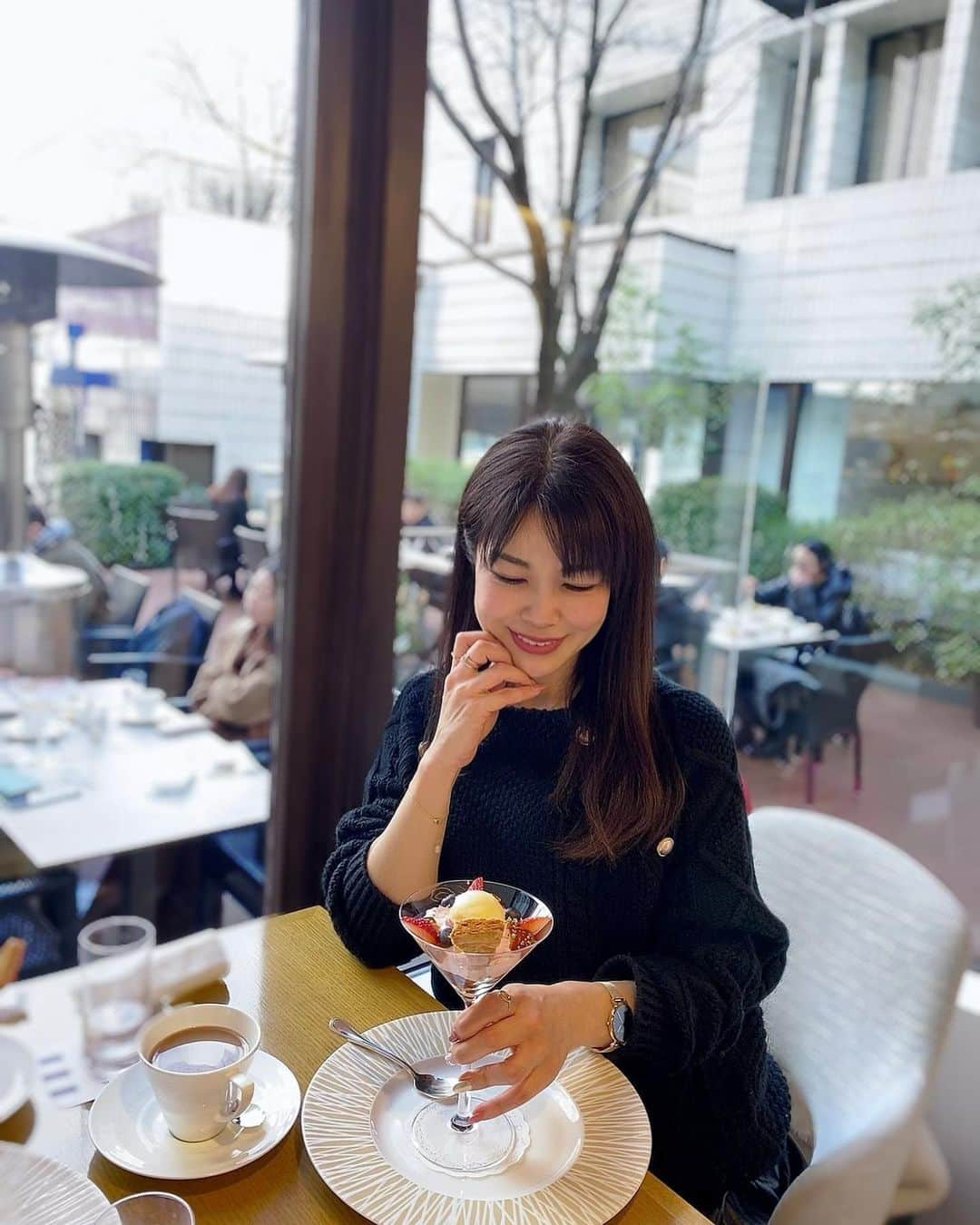 國分晴奈さんのインスタグラム写真 - (國分晴奈Instagram)「❤︎ 青山のBLUE BRICK ROUNGE。  ヨックモックのカフェです☕️  子供の頃からヨックモックのシガールが大好きで、デパートに家族で買い物に行くとおねだりしていました。  こちらでランチを頂くとシガールがサービスで付いてきます♡  こんな素敵なお店があったなんて✨  @sawakokuboyama  @lovini.yuko  @lemalemagram   幸せな時間をありがとう♡♡  #ヨックモック#ヨックモック青山本店 #ヨックモックカフェ #青山ランチ #表参道ランチ#青山カフェ#表参道カフェ#ランチ#ランチタイム #オープンテラスカフェ」3月8日 8時04分 - haruna.kokubun