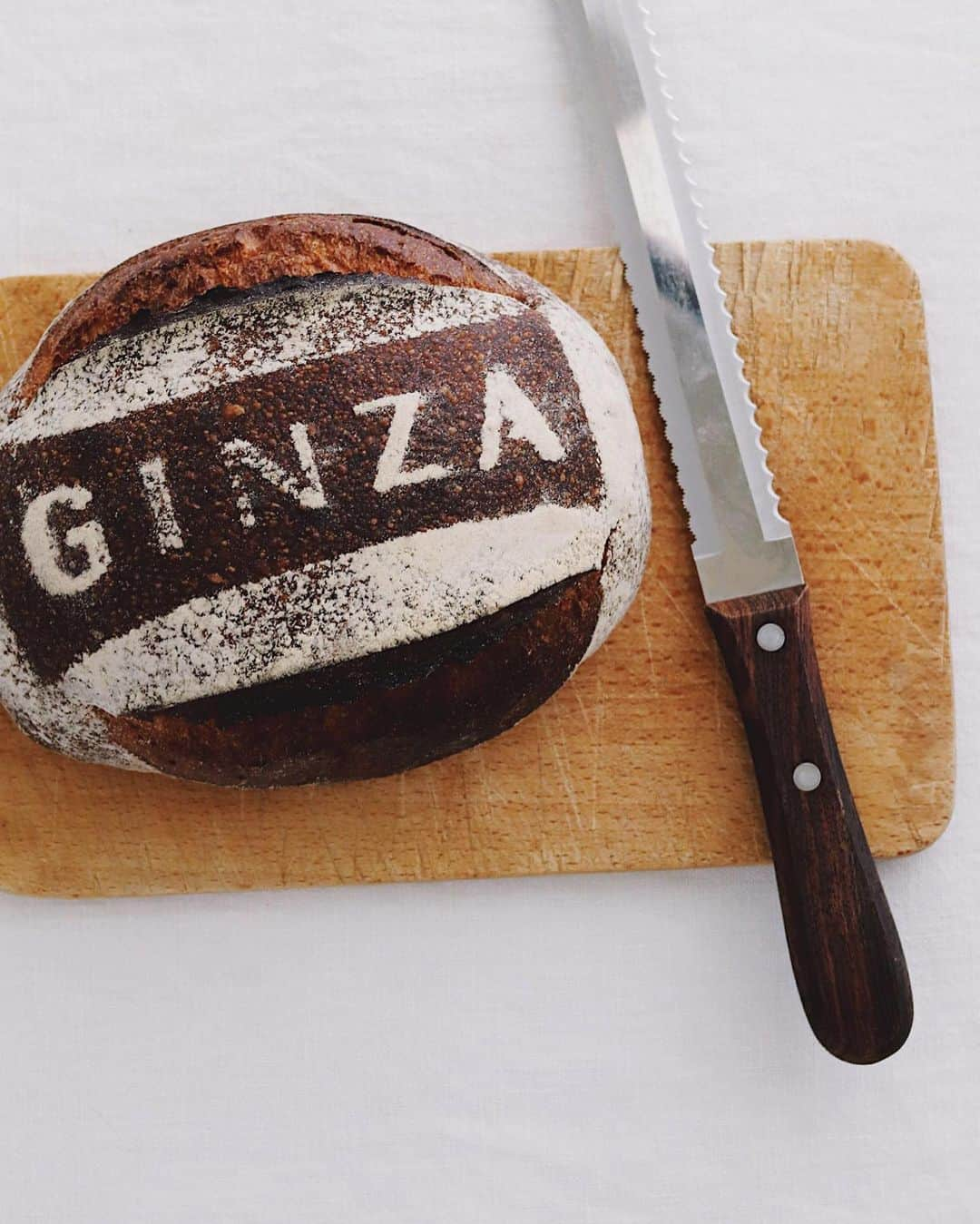 樋口正樹さんのインスタグラム写真 - (樋口正樹Instagram)「Ginza sourdough . 今朝のパンは銀座サワードゥ。 皮しっかりで、中もっちりの 食べ応えあっておいしいパン。 切り分けてトーストしてから りんごとブルーベリージャム、 発酵バターをたっぷり塗って。 . . . #銀座サワードゥ #ブレッドストーリー #銀座松屋 #芸北りんごのジャム #ワイルドブルーベリージャム #発酵バター #サワードゥ#美味しいパン #おいしいパン #パンのある暮らし #パンのある生活 #パンスタグラム #パン大好き #ブレッドストーリー #アンデルセン #アンデルセンのパン #ヒュッゲ #breadstory #andersen #hygge #sourdough」3月8日 8時21分 - higuccini