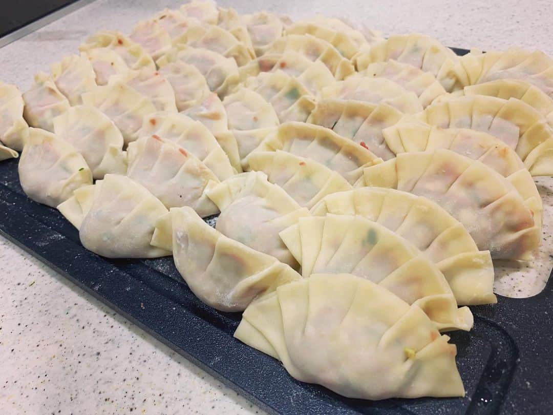 高橋ユウさんのインスタグラム写真 - (高橋ユウInstagram)「昨夜はR-1グランプリを観ながらGYOZA PARTY!🥟🥟 包むんはひろくん担当👏 美味しかった〜〜〜！ 禅はにんにんしょうがニラ抜きにして水餃子にしました🥟  ゆりちゃん優勝ほんまにおめでとう㊗️🎉  今週も頑張りましょう✈️  #餃子 #餃子パーティー」3月8日 8時35分 - takahashiyu.official