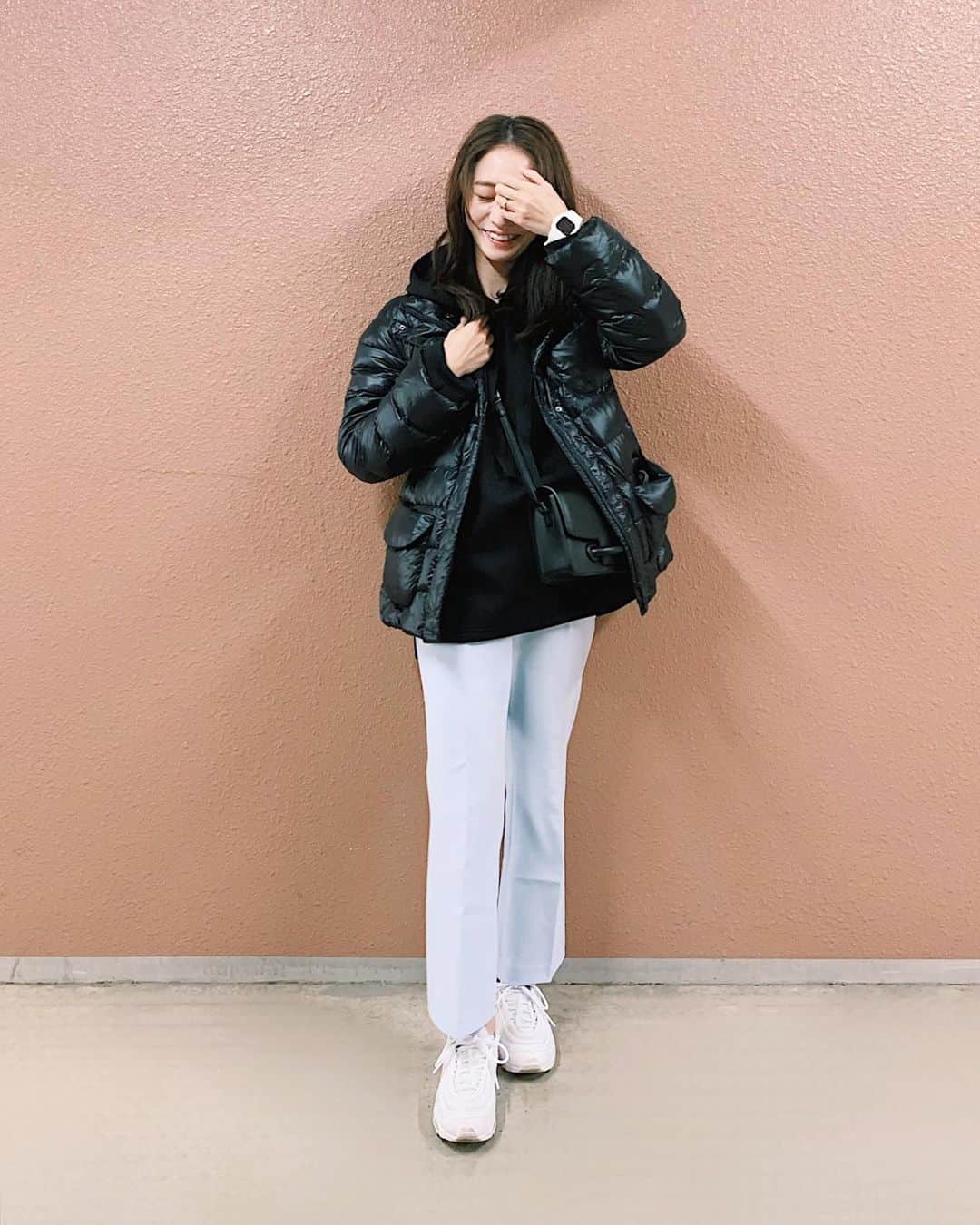 鈴木優美 のインスタグラム：「昨日は寒かった〜😅 春コートからライトダウンに！笑 早く春来ないかなぁ🌸 . hoodie #wefst  outer #uniqlojilsander #jillsander #ユニクロジルサンダー #ジルサンダー  pants #uniqlo #ユニクロ  bag #vasic #ヴァジック  sneaker #nike #emmi #ナイキ #エミ　 watch #gshock #ronherman #ジーショック #ロンハーマン  . @wefst_ のフーディーはスリットが可愛い🖤 子ども達と買い出しやら確定申告やら、な週末でした（笑） @uniqlo のパンツ大好き♪ 子ども達と思いっきり遊べるし、色も可愛いし、生地感も好み。 . . . . . . #きれいめカジュアル #公園コーデ #週末 #週末の過ごし方 #アスレジャー #きれいめスポーティー #ユニクロコーデ #ユニクロ購入品 #上下ユニクロ部 #上下ユニクロ #プチプラコーデ #プチプラ」
