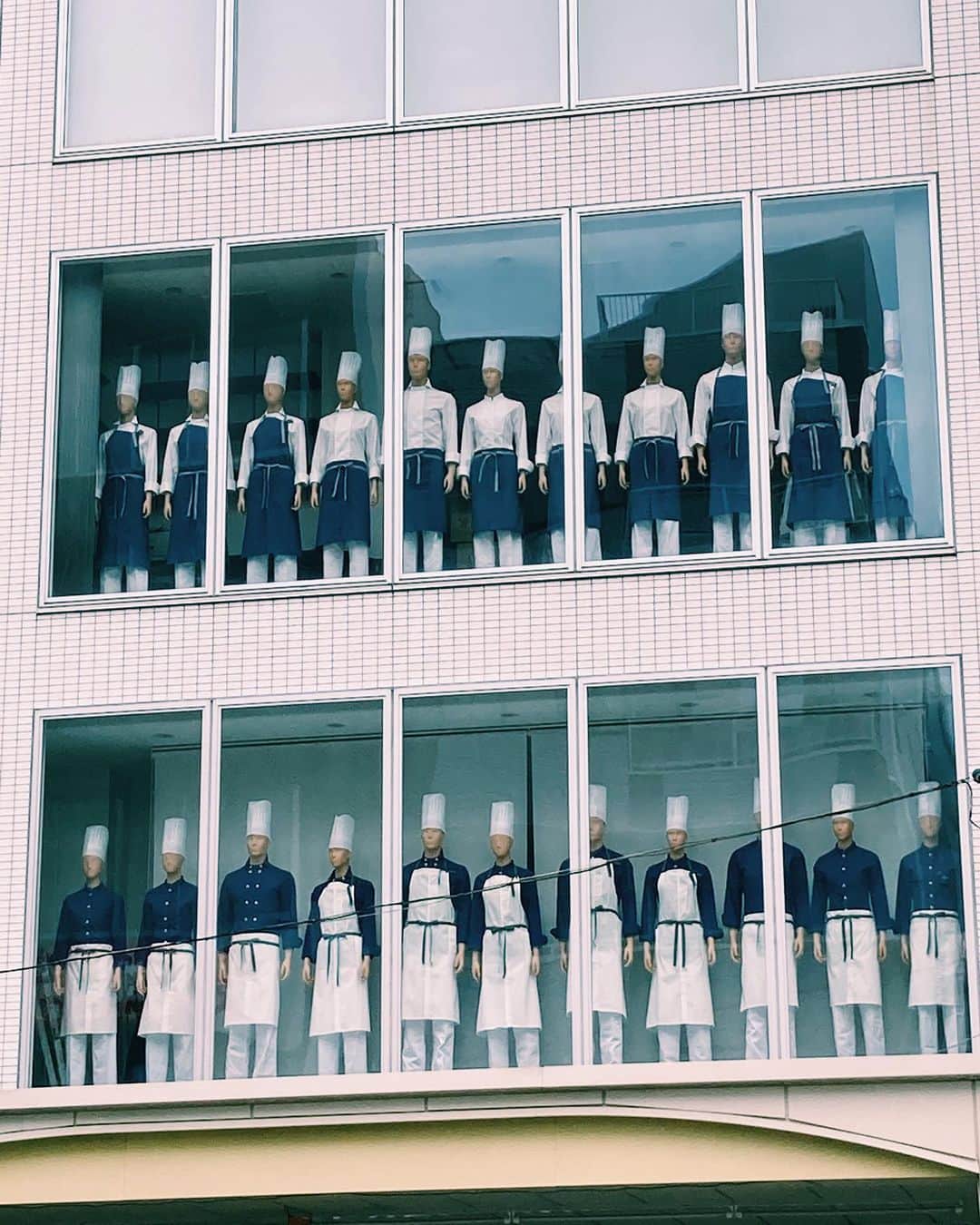 松田珠希のインスタグラム：「立ち方や背丈や着こなし。絶妙な配列です。青のシャツが欲しくなりました。 #かっぱ橋道具街  #mannequin #」