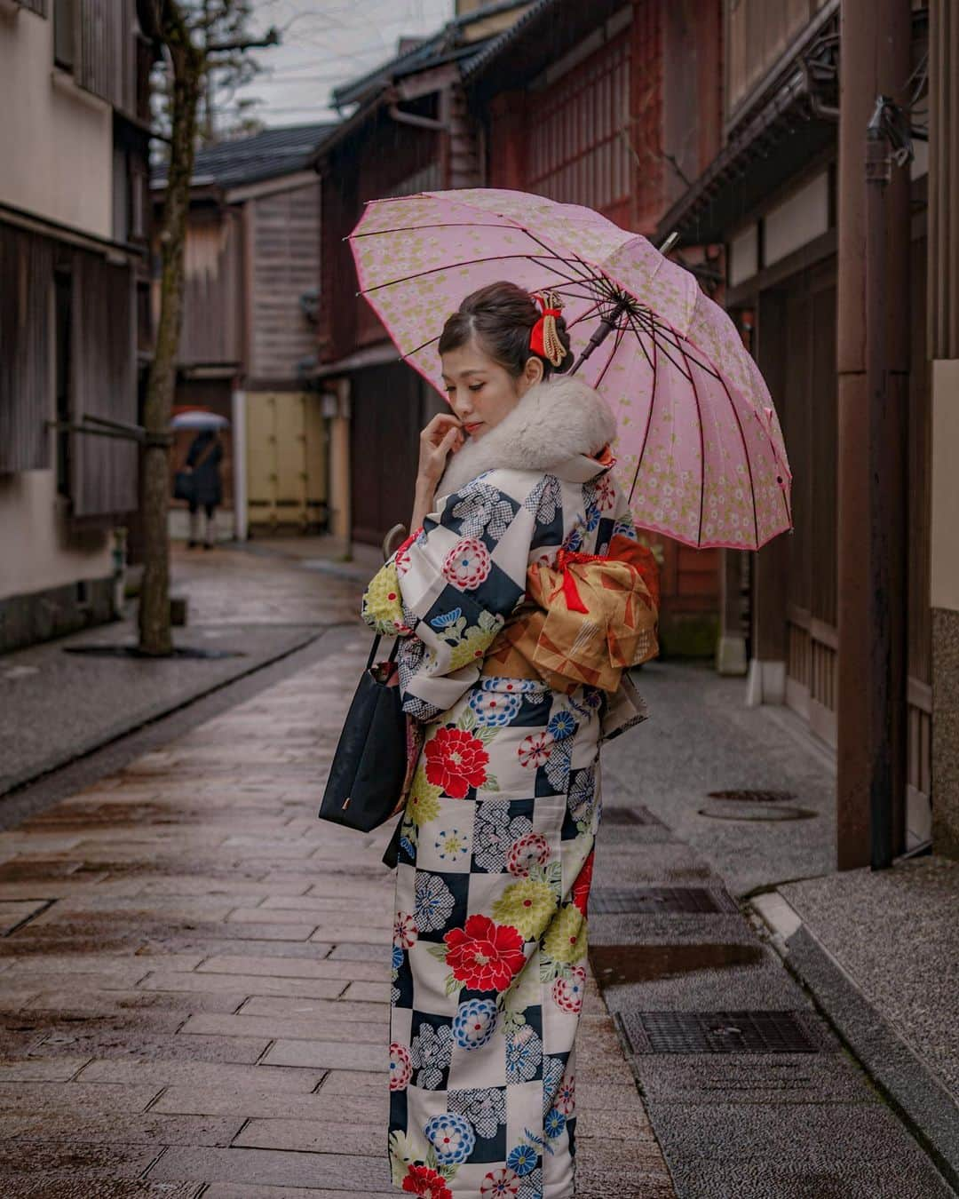 さんのインスタグラム写真 - (Instagram)「【Central Japan Virtual Tour #6】  There’s so much to explore in Kanazawa! From the famous Higashichaya district where you get to meet geisha or dress up in a beautiful kimono yourself, to Kenrokuen Garden, one of the top 3 scenic Japanese gardens in Japan, to eating your heart out at Omicho Ichiba market! 👘🎍🍣🍦  Thanks for all your suggestions in my previous post! I’ll be sure to check out other places in Kanazawa too🤍  Psst: Kanazawa city has some of the best sushi in town!  #CheesieinCentralJapan #Ishikawa #Kanazawa #centraljapan #touristpass」3月8日 9時14分 - cheeserland