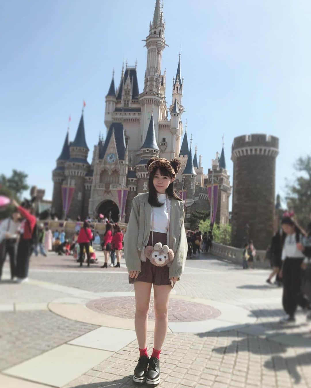 尾崎由香のインスタグラム：「ディズニー行きたいなっ🐭🏰  パーク内のお菓子食べたい🍫  この写真は、3年前くらい✨  #ディズニーランド #ディズニー　#ダッフィー」