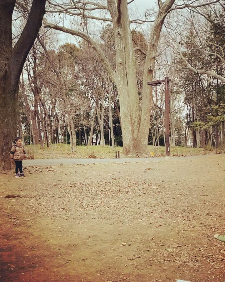 多嶋沙弥のインスタグラム：「. ご覧下さい、息子の見事な空振りを🥰⚽️❤️ かわいい🥰🥰🥰🥰 . 私は寒さで落ち着きがなくキモイ動き😂 . #泥だらけ#ズボンが茶色#でも外はいい#ママは早くコーヒー買いたくて注意力散漫🥶#ママモデル」