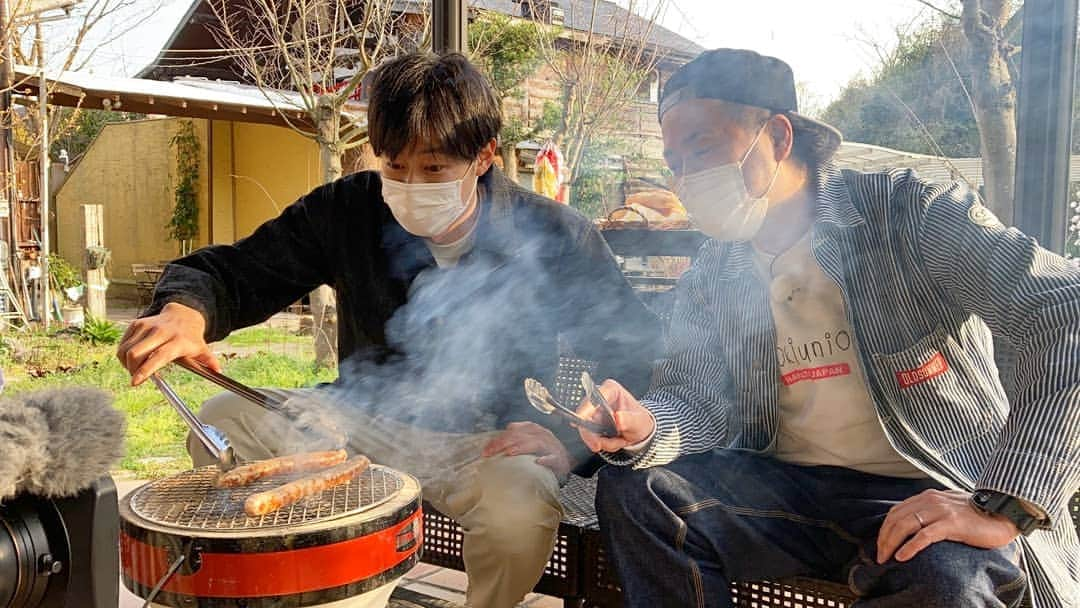 青木淳也さんのインスタグラム写真 - (青木淳也Instagram)「* * * 今日は『ももち◯◯部』のロケ！ 今回は【ももちサンド部】です！ アキラくんとサンドしてきました！ 煙もわかっているのか全部僕に。 * TNC『ももち浜ストア』 3月22日(月)10:45頃〜オンエア！ コーナーラストにはお知らせも！ 是非！ご覧くださぁーい！ * * #ブルーリバー #ももち浜ストア #TNC #テレビ西日本 #ロケ #博多 #hakata #福岡 #fukuoka #写真 #picture #photo #情報 #グルメ #福岡グルメ #ふれあい #絶品 #ファッション #お笑い #お笑い芸人 #サンド部 #サンドイッチ #サンドウィッチ #ホットドッグ #パン #ぱんフレット #料理 #OldSUmmer #aokiunion #感謝」3月8日 20時18分 - blueriveraoki