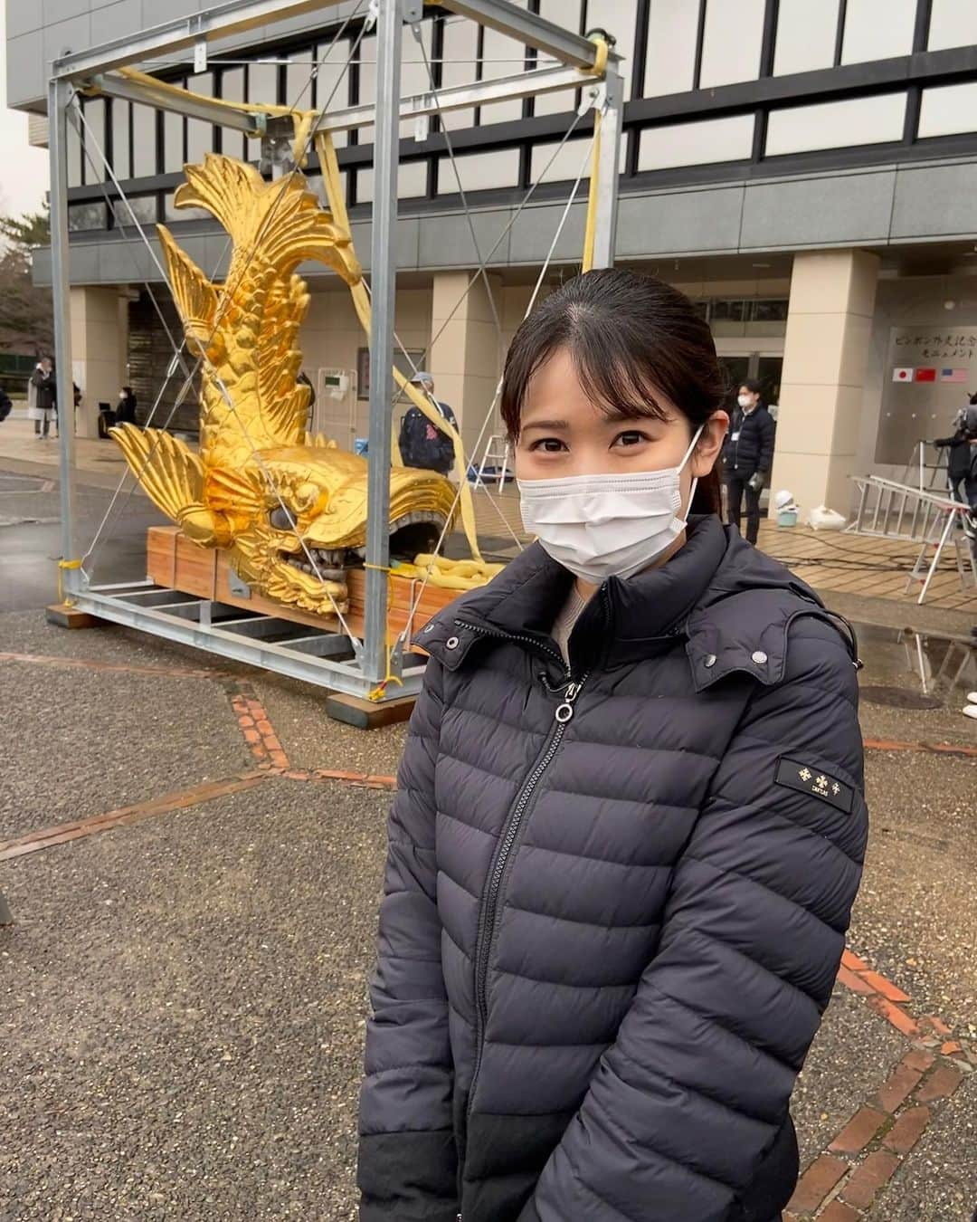 島津咲苗さんのインスタグラム写真 - (島津咲苗Instagram)「16年ぶりに金鯱が地上に降臨✨ 金ピカに輝くしゃちほこがヘリコプターに吊り下げられて空を舞う様子は、なんとも不思議な光景でした。 来週の土曜日3月20日から名古屋城の二之丸広場で展示が始まります。 . . . #名古屋城 #名古屋 #アナウンサー #金鯱 #しゃちほこ #メーテレ #アップ #島津咲苗」3月8日 20時20分 - sanae_shimazu