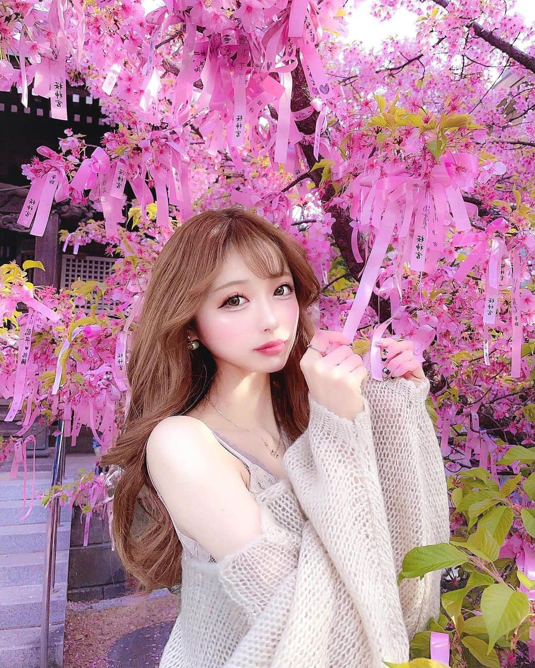 あやちゃんさんのインスタグラム写真 - (あやちゃんInstagram)「桜と私🌸😘 雨風で結構散っちゃってたけど なんとかギリギリ😊✨ リボンが沢山ついててめちゃくちゃかわいくない？😍 この日すごい暖かかった🤍 #桜新町 #桜神宮 #桜神宮御朱印  #桜 #桜並木 #お花見 #花見 #さくら #さくら🌸 #🌸 #ポートレート #東京観光 #春コーデ #春服 #シンプルコーデ #ピンク #キャミソール #かぎ編みニット」3月8日 20時20分 - aya.you.love.r